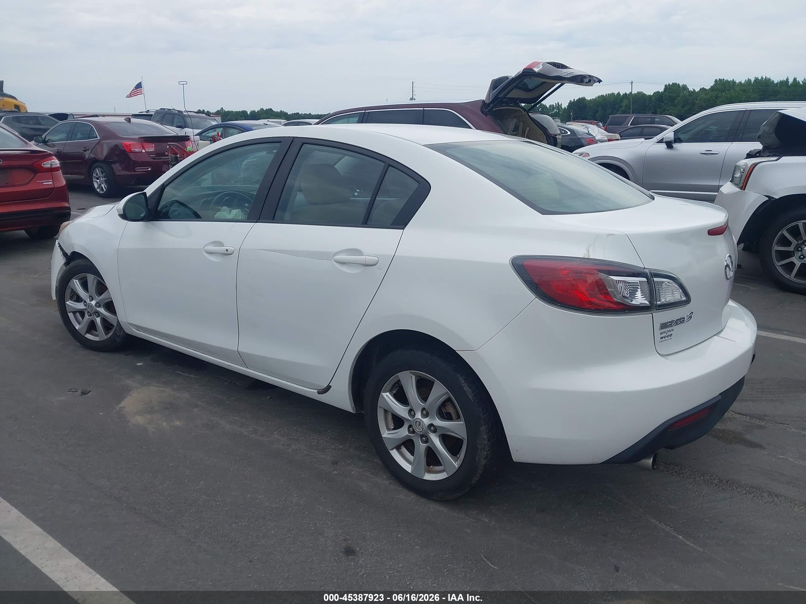 2011 Mazda Mazda3 I Touring White vin: JM1BL1VF0B1458914