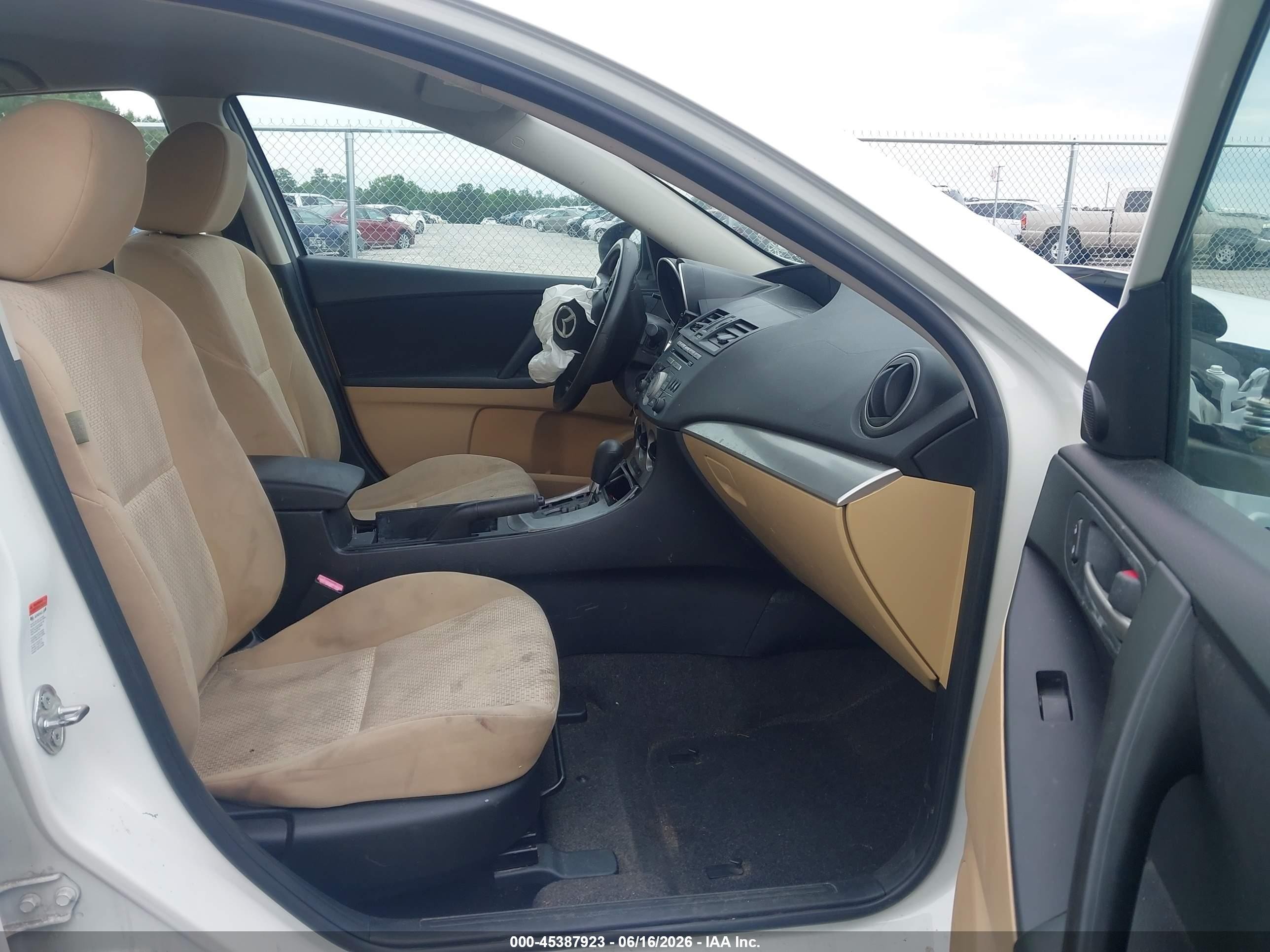 2011 Mazda Mazda3 I Touring White vin: JM1BL1VF0B1458914