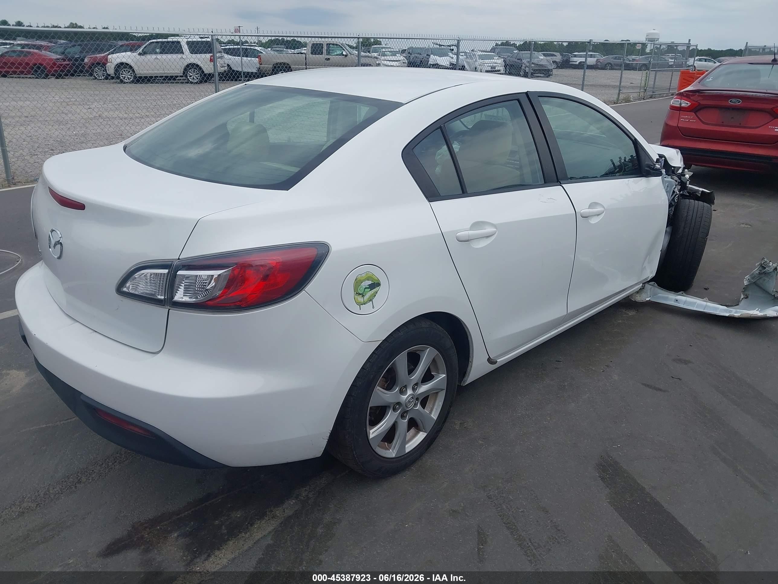 2011 Mazda Mazda3 I Touring White vin: JM1BL1VF0B1458914
