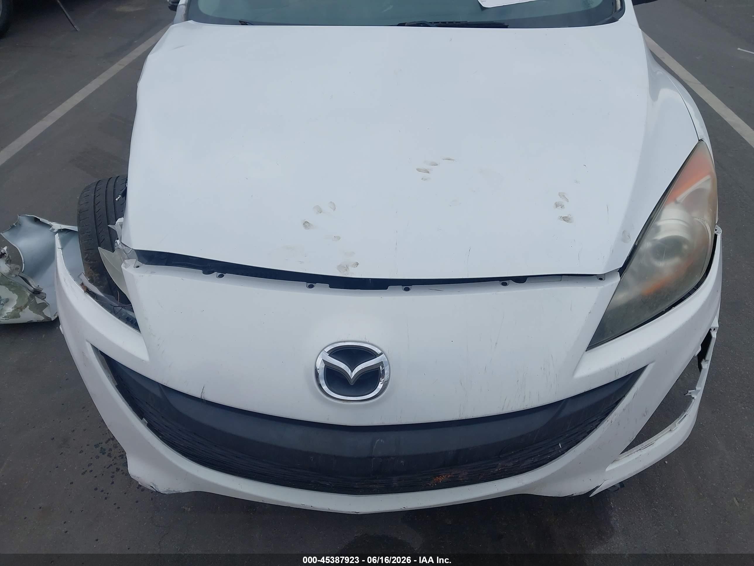 2011 Mazda Mazda3 I Touring White vin: JM1BL1VF0B1458914