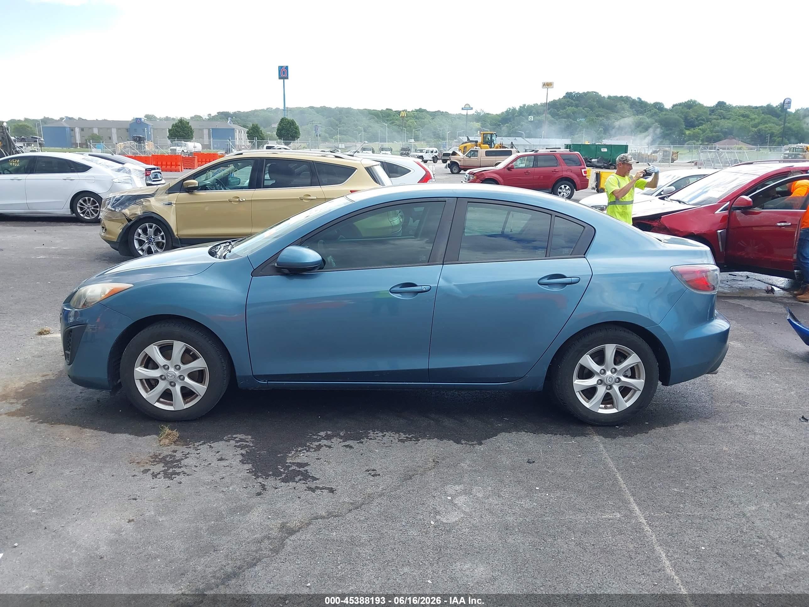 2011 Mazda Mazda3 I Touring Blue vin: JM1BL1VF1B1405400