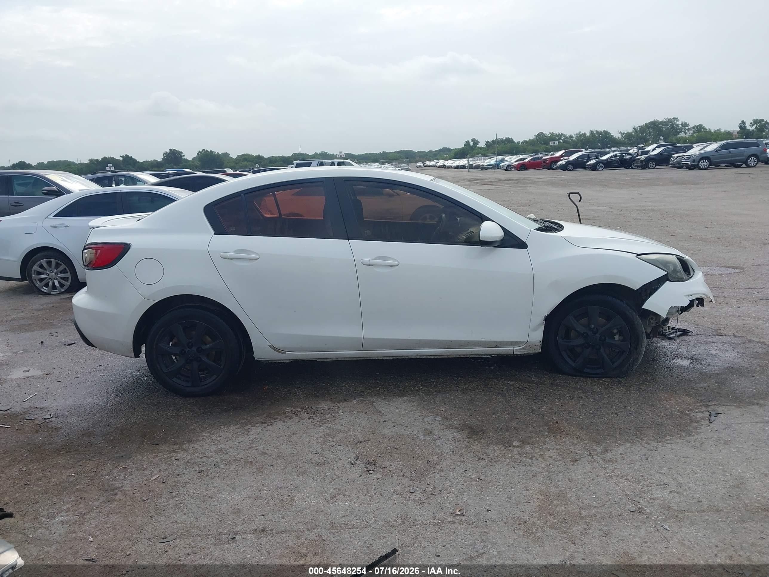 2011 Mazda Mazda3 I Touring Белый vin: JM1BL1VF1B1486379