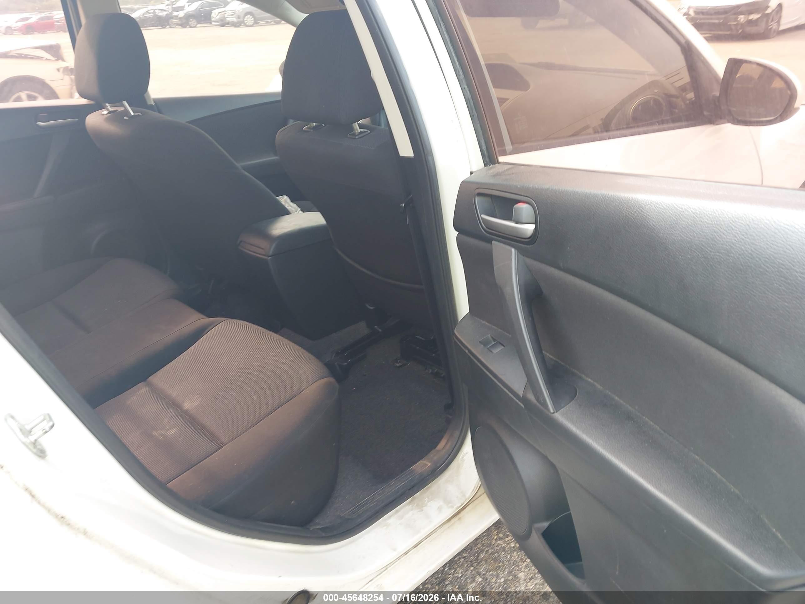 2011 Mazda Mazda3 I Touring Белый vin: JM1BL1VF1B1486379
