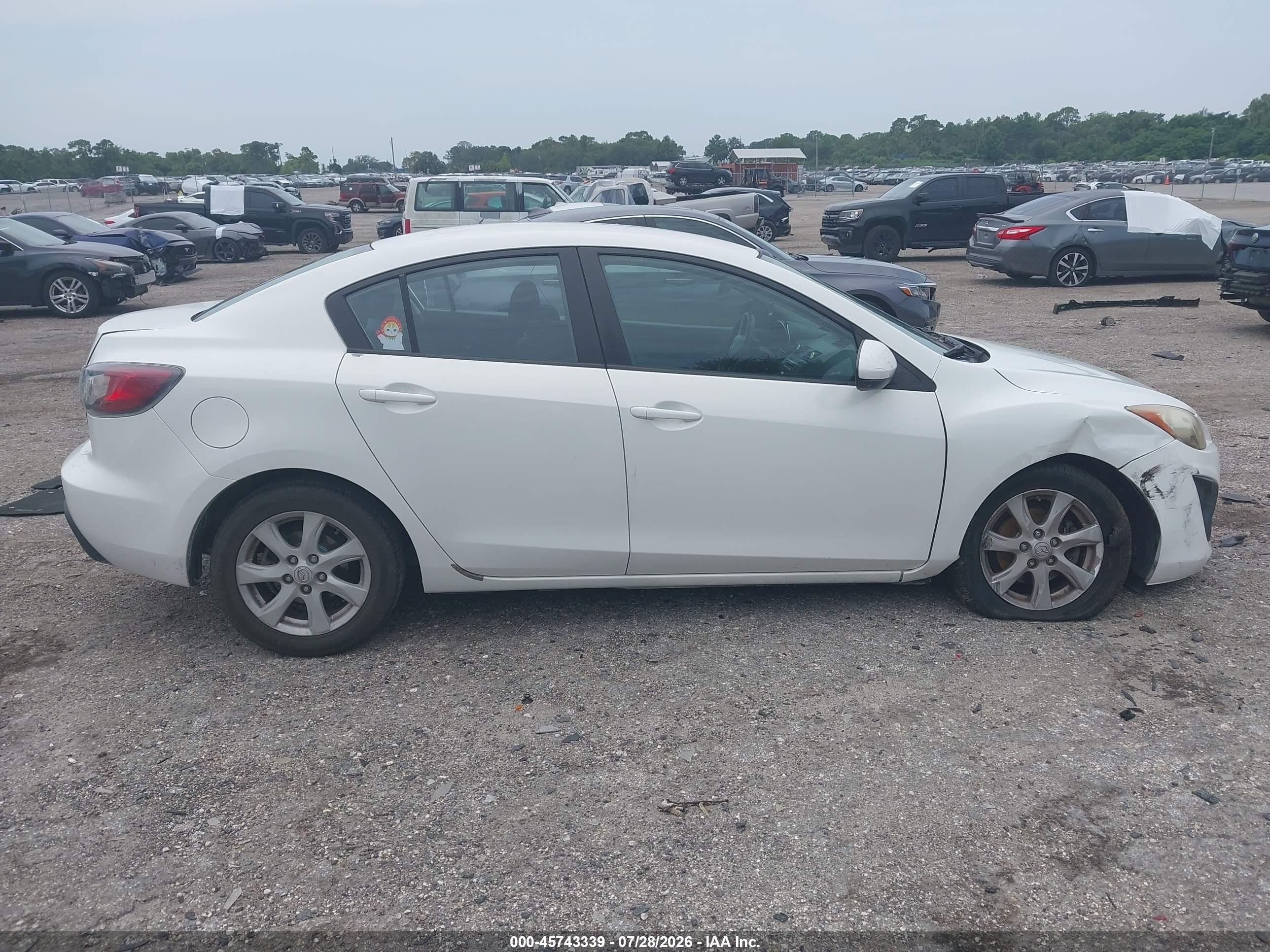 2011 Mazda Mazda3 I Touring Белый vin: JM1BL1VF9B1471001