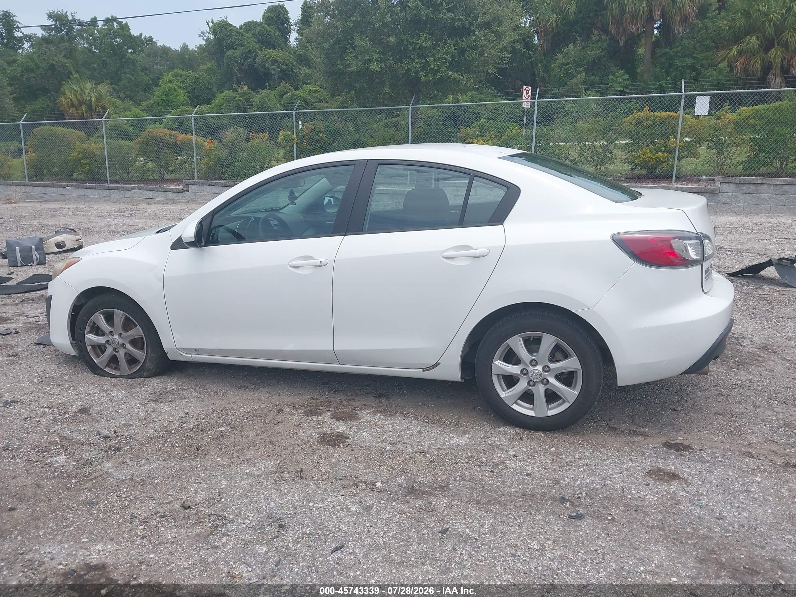 2011 Mazda Mazda3 I Touring Белый vin: JM1BL1VF9B1471001