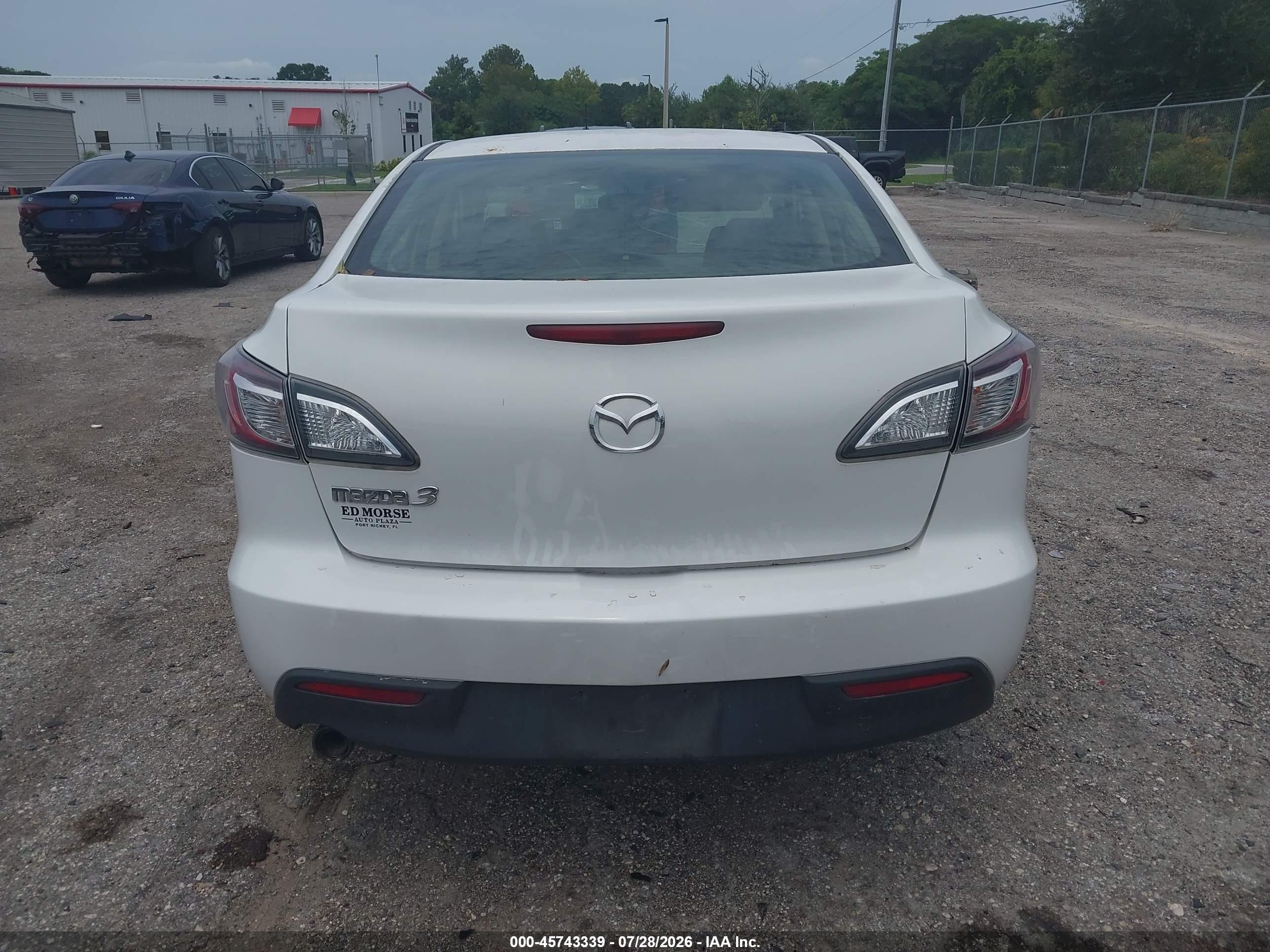 2011 Mazda Mazda3 I Touring Белый vin: JM1BL1VF9B1471001