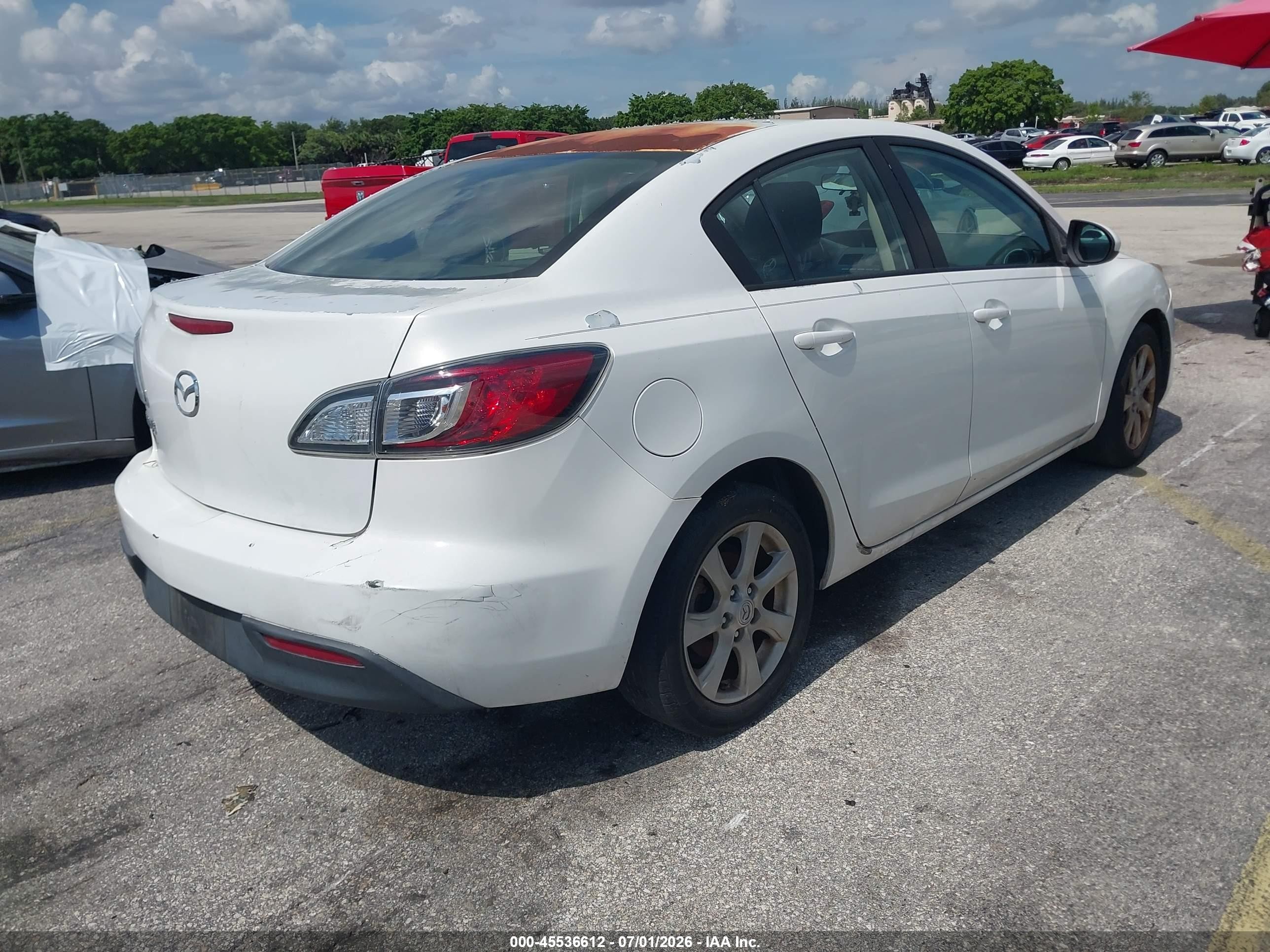 2011 Mazda Mazda3 I Touring White vin: JM1BL1VFXB1471279