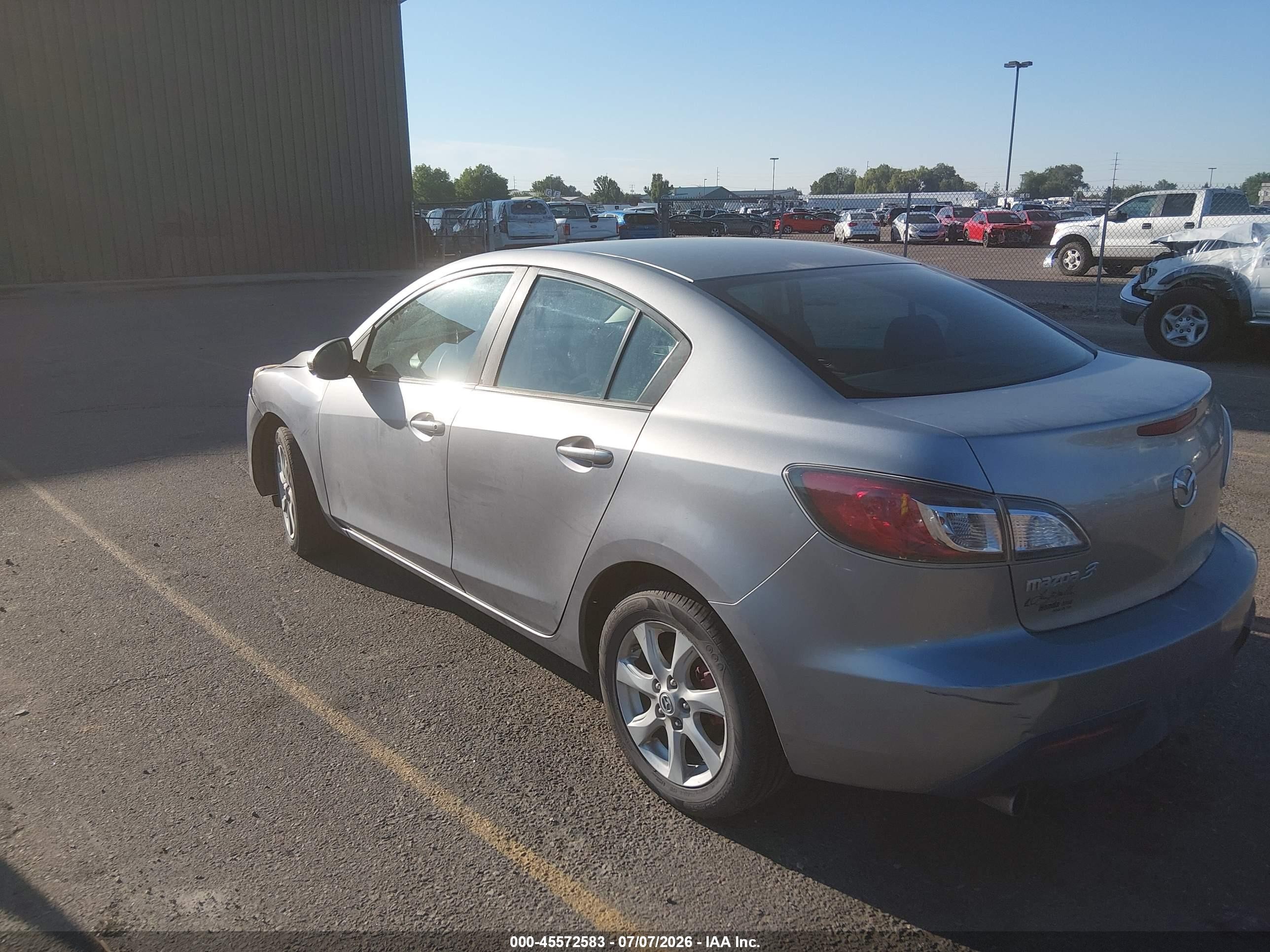 2011 Mazda Mazda3   Silver vin: JM1BL1VG0B1470375