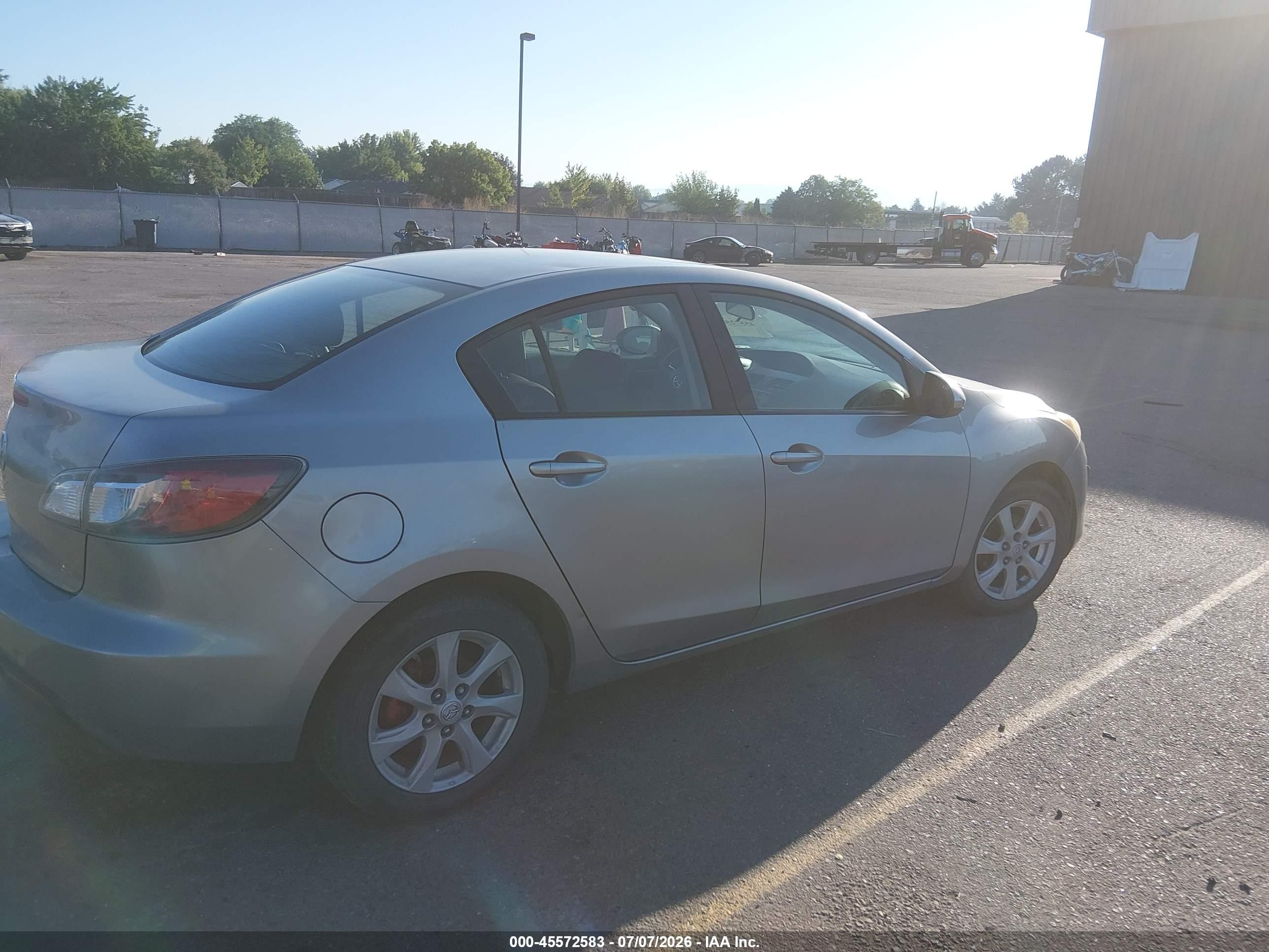 2011 Mazda Mazda3   Silver vin: JM1BL1VG0B1470375