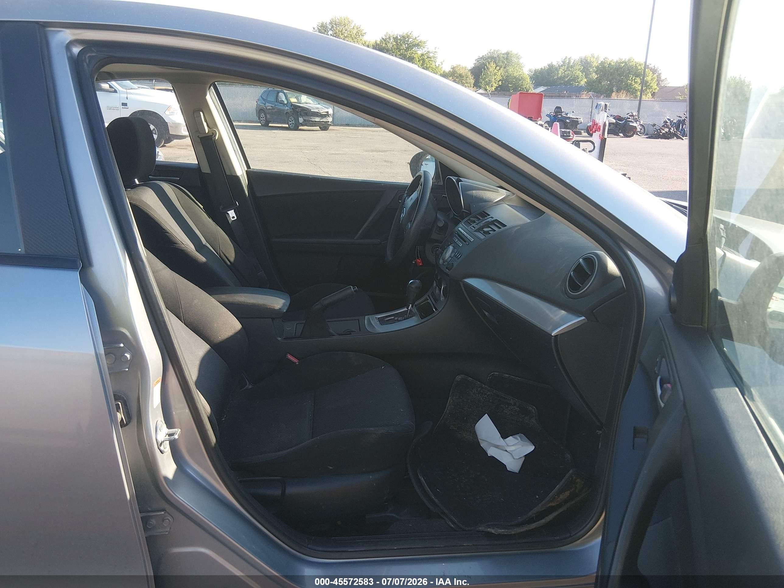 2011 Mazda Mazda3   Silver vin: JM1BL1VG0B1470375