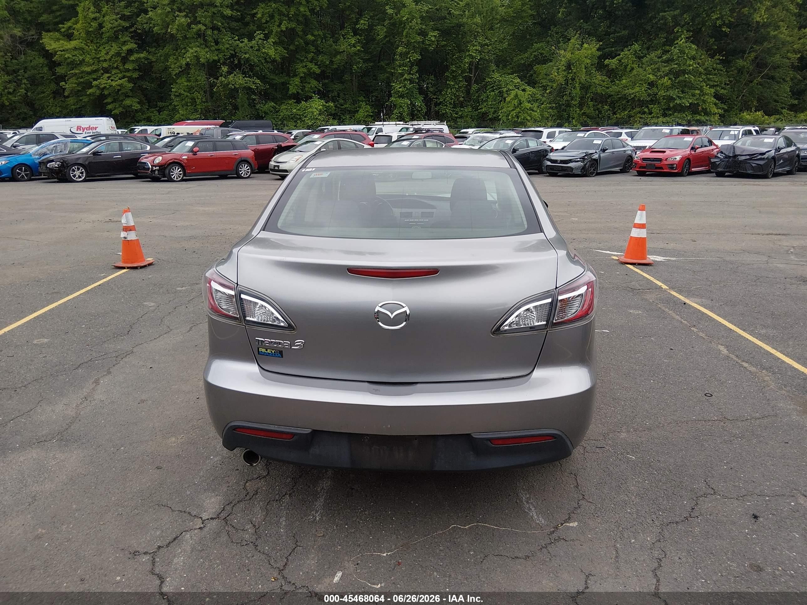 2011 Mazda Mazda3 I Touring Silver vin: JM1BL1VG4B1406971