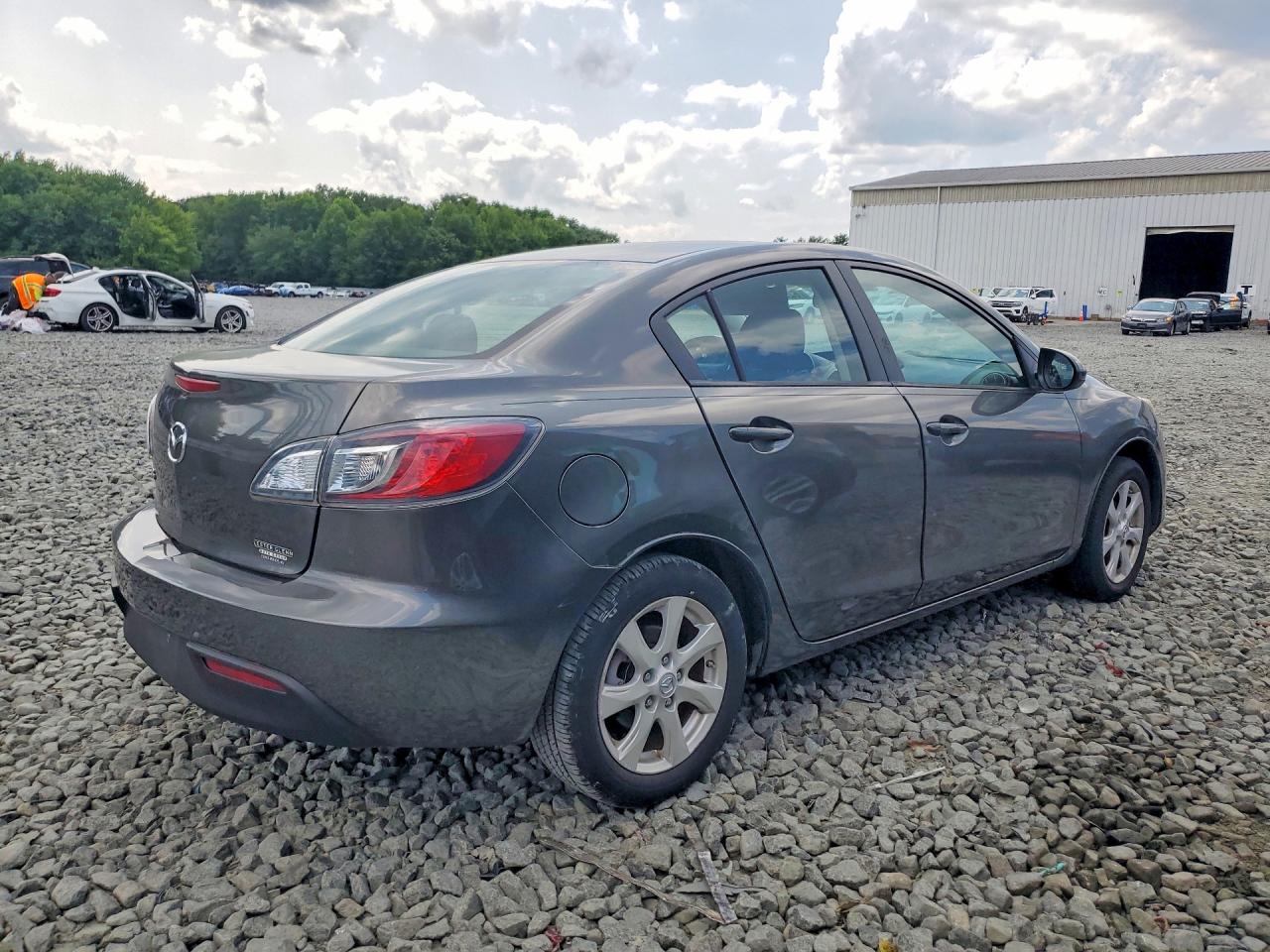 2011 Mazda 3 I Brown vin: JM1BL1VG5B1407840