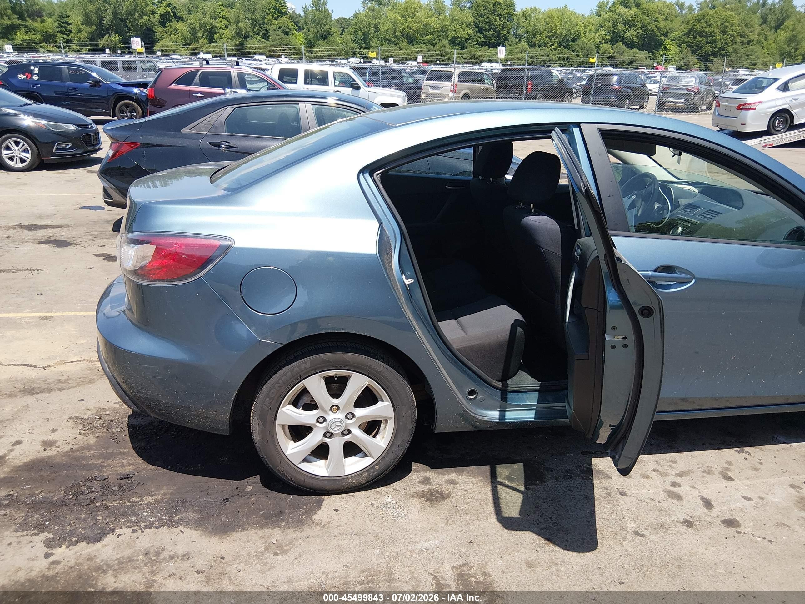 2011 Mazda Mazda3 I Touring Blue vin: JM1BL1VG8B1376762