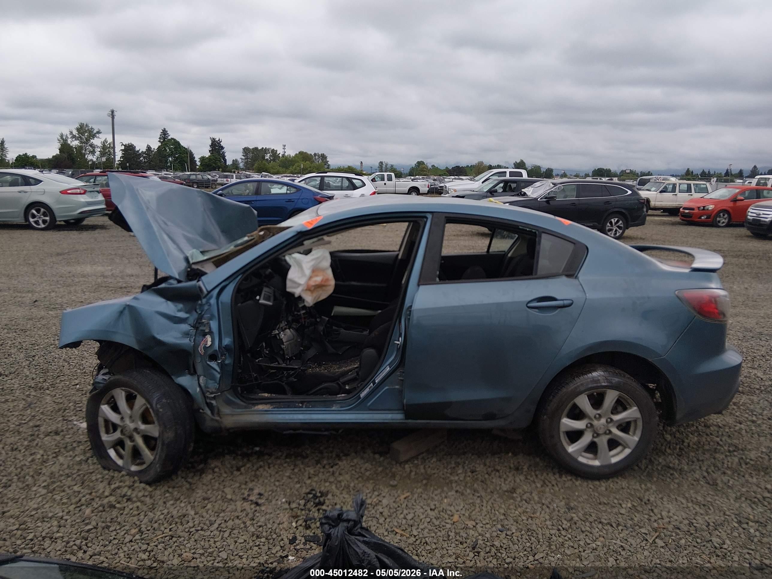 2011 Mazda Mazda3 I Touring Blue vin: JM1BL1VG8B1484797