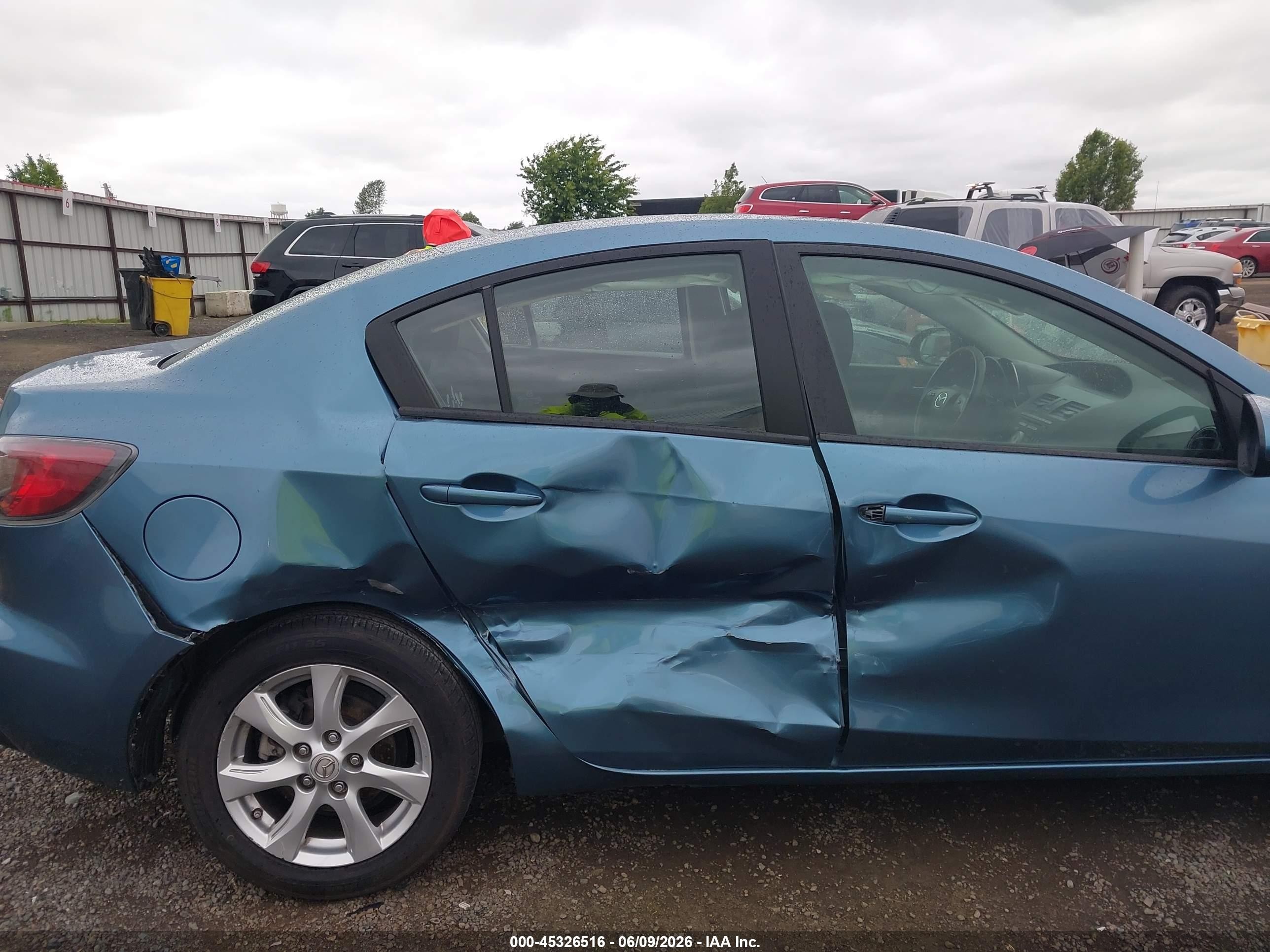 2011 Mazda Mazda3 I Touring Blue vin: JM1BL1VGXB1364368