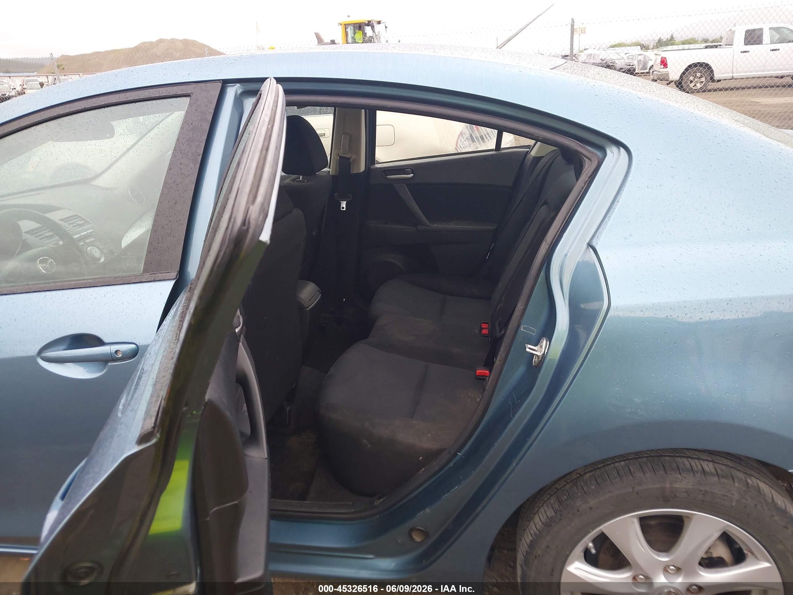 2011 Mazda Mazda3 I Touring Blue vin: JM1BL1VGXB1364368