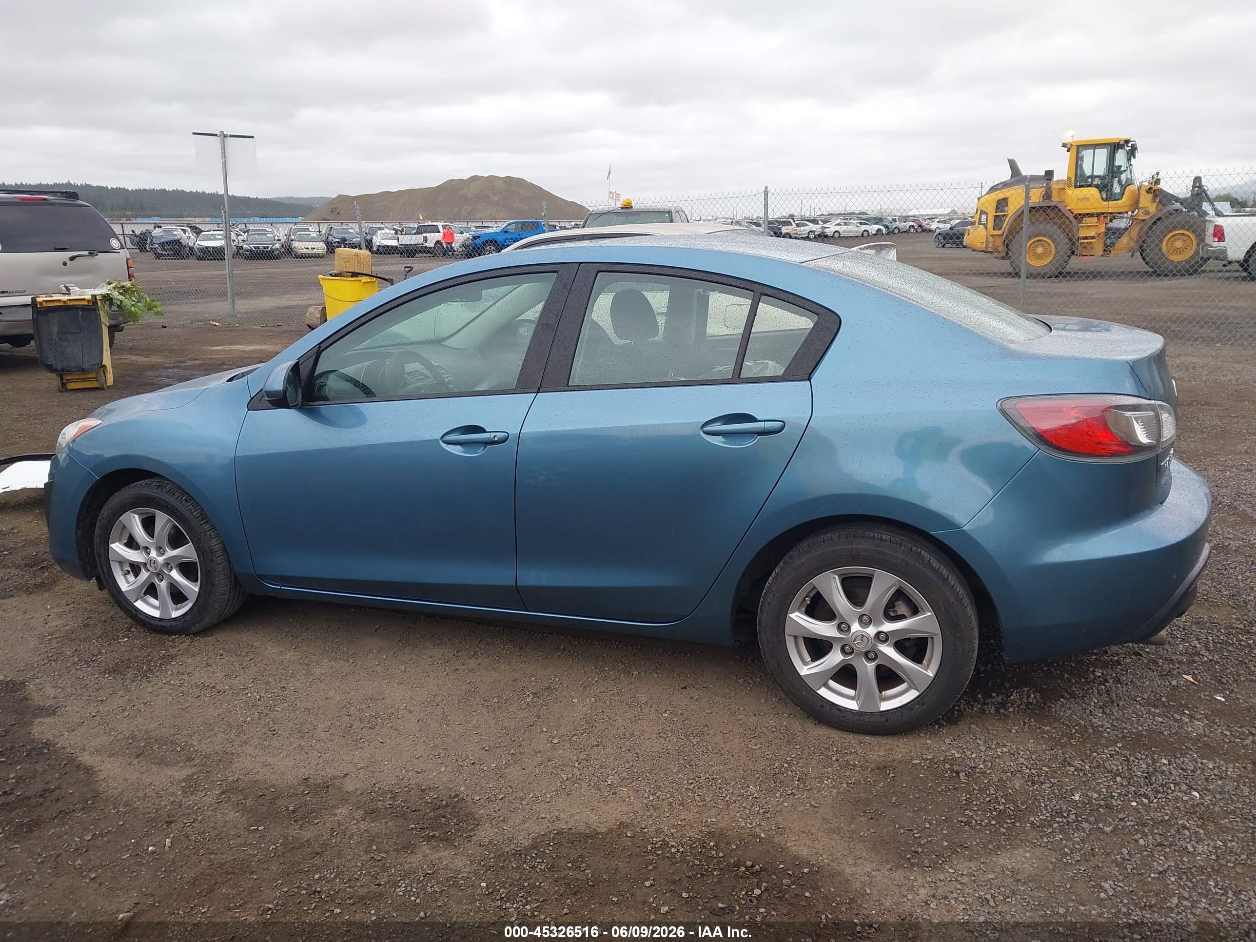 2011 Mazda Mazda3 I Touring Blue vin: JM1BL1VGXB1364368