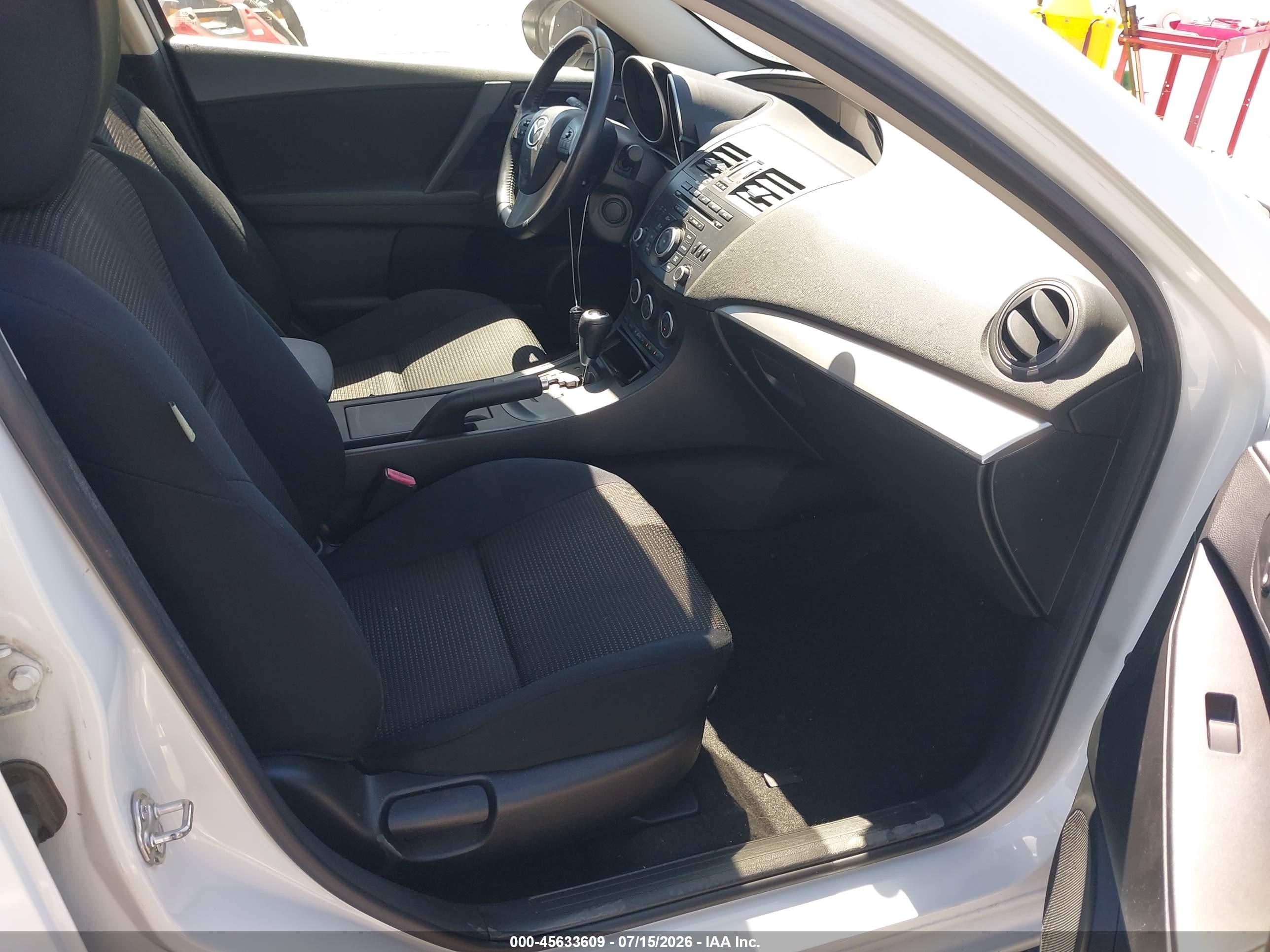 2013 Mazda Mazda3 I Touring White vin: JM1BL1VP5D1778001