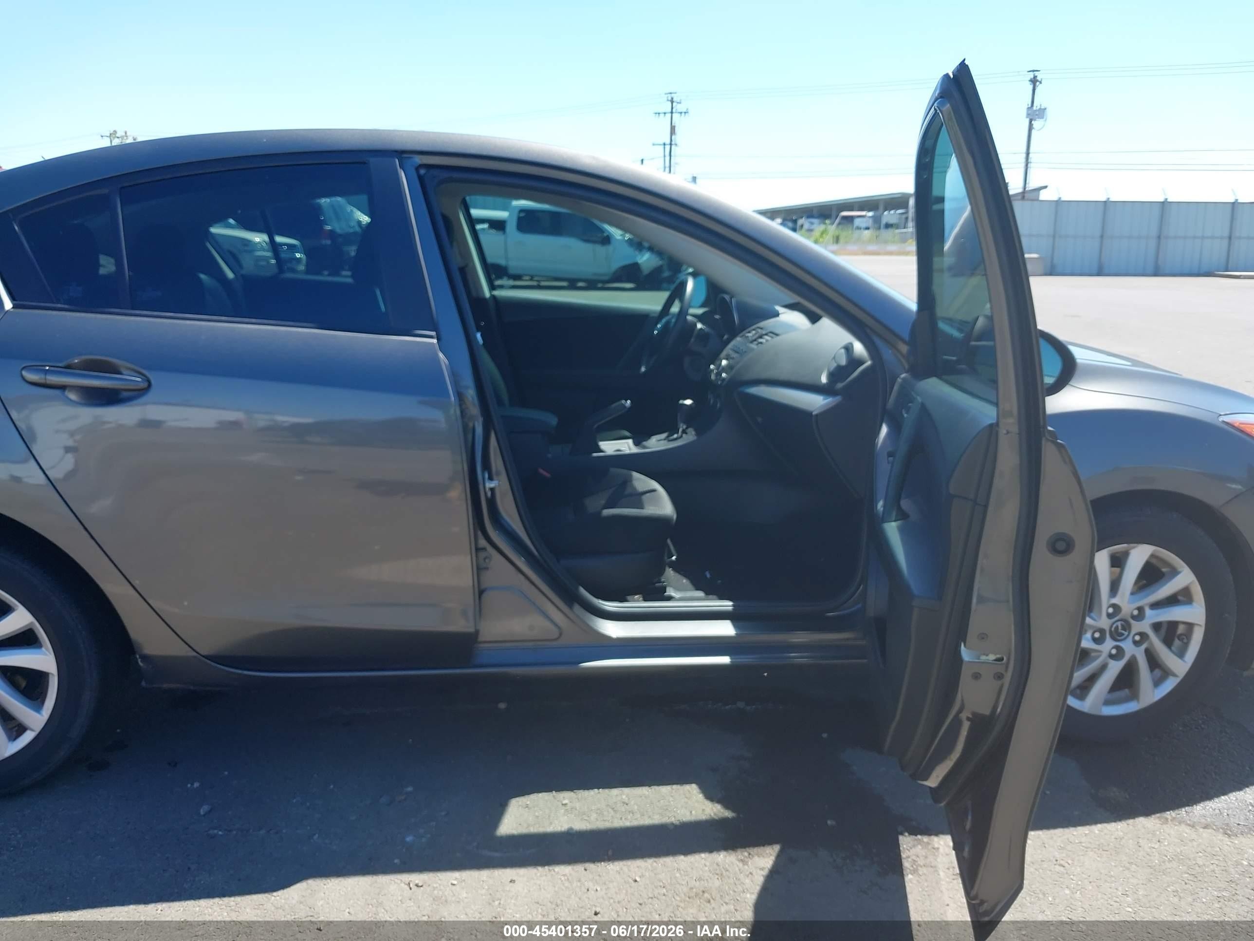 2013 Mazda Mazda3 I Touring Gray vin: JM1BL1VP8D1793866