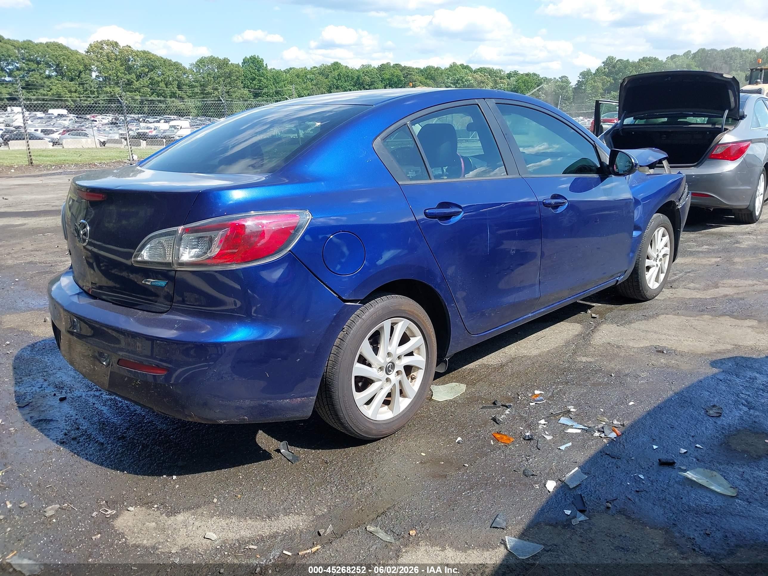 2013 Mazda Mazda3 I Touring Blue vin: JM1BL1VP8D1808463