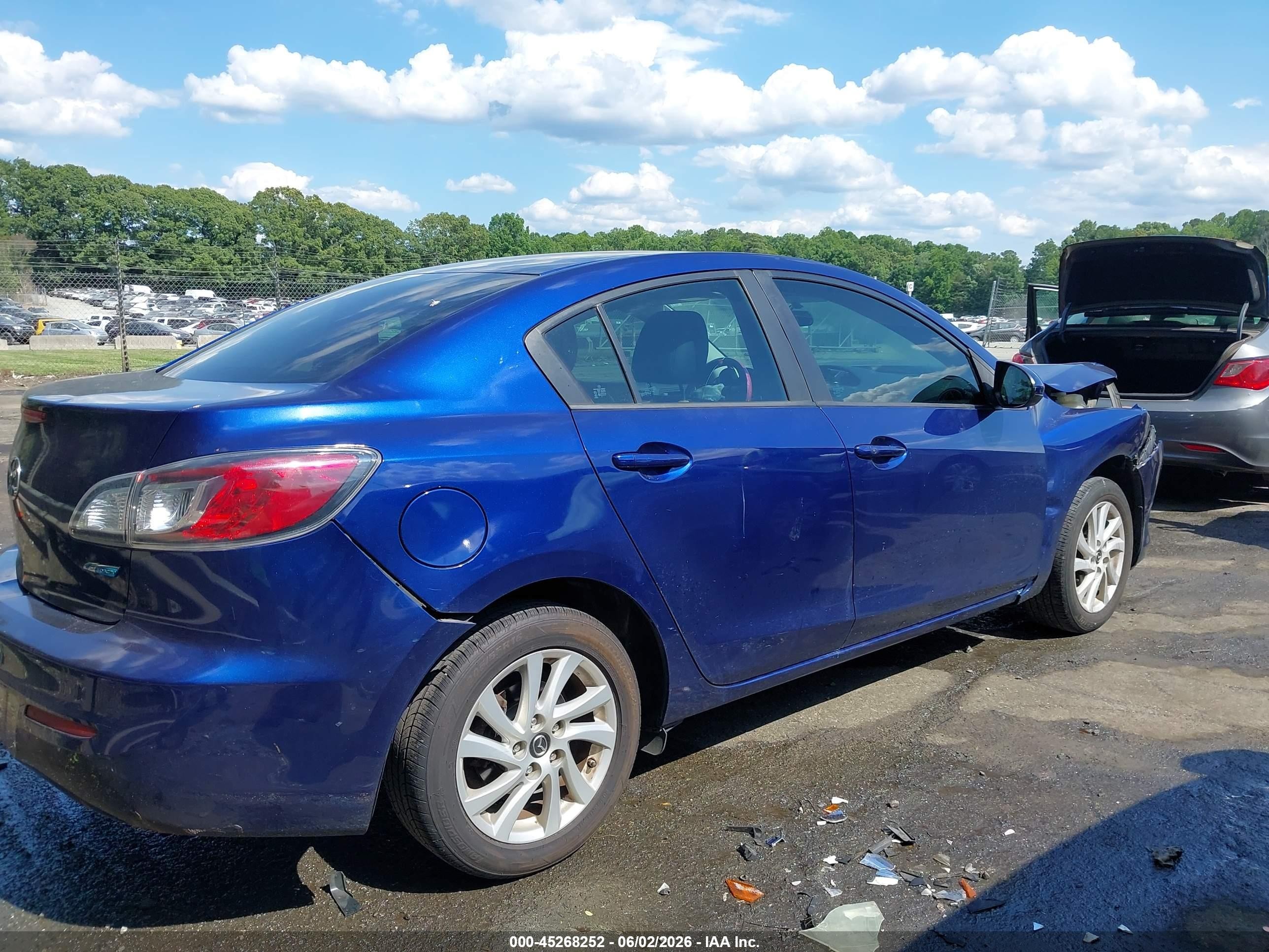2013 Mazda Mazda3 I Touring Blue vin: JM1BL1VP8D1808463