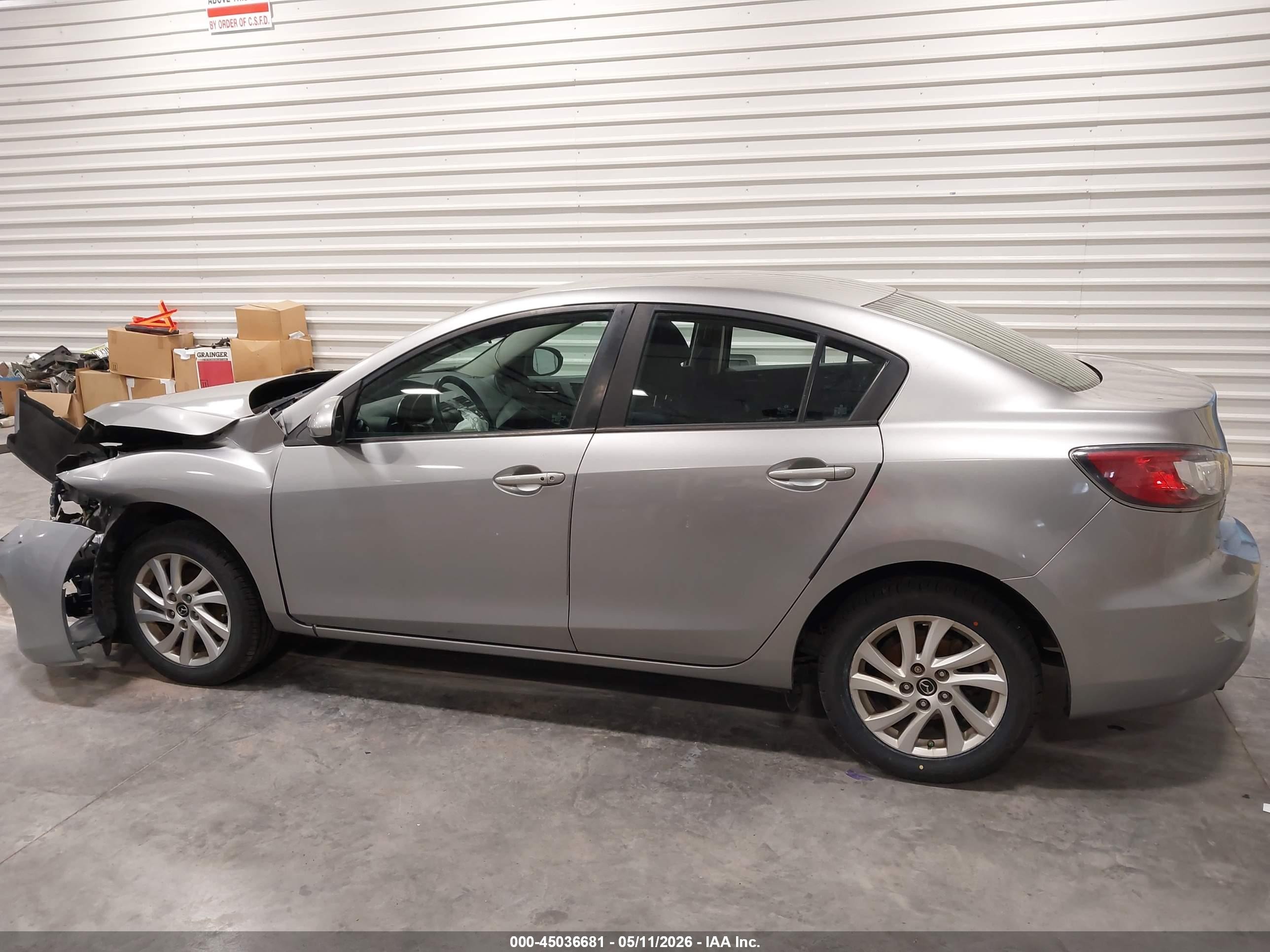 2013 Mazda Mazda3 I Touring Silver vin: JM1BL1VP9D1813851