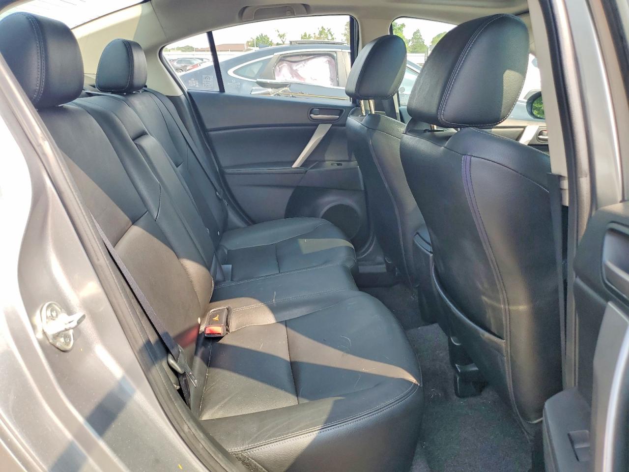 2011 Mazda 3 S Серебряный vin: JM1BL1W65B1365174