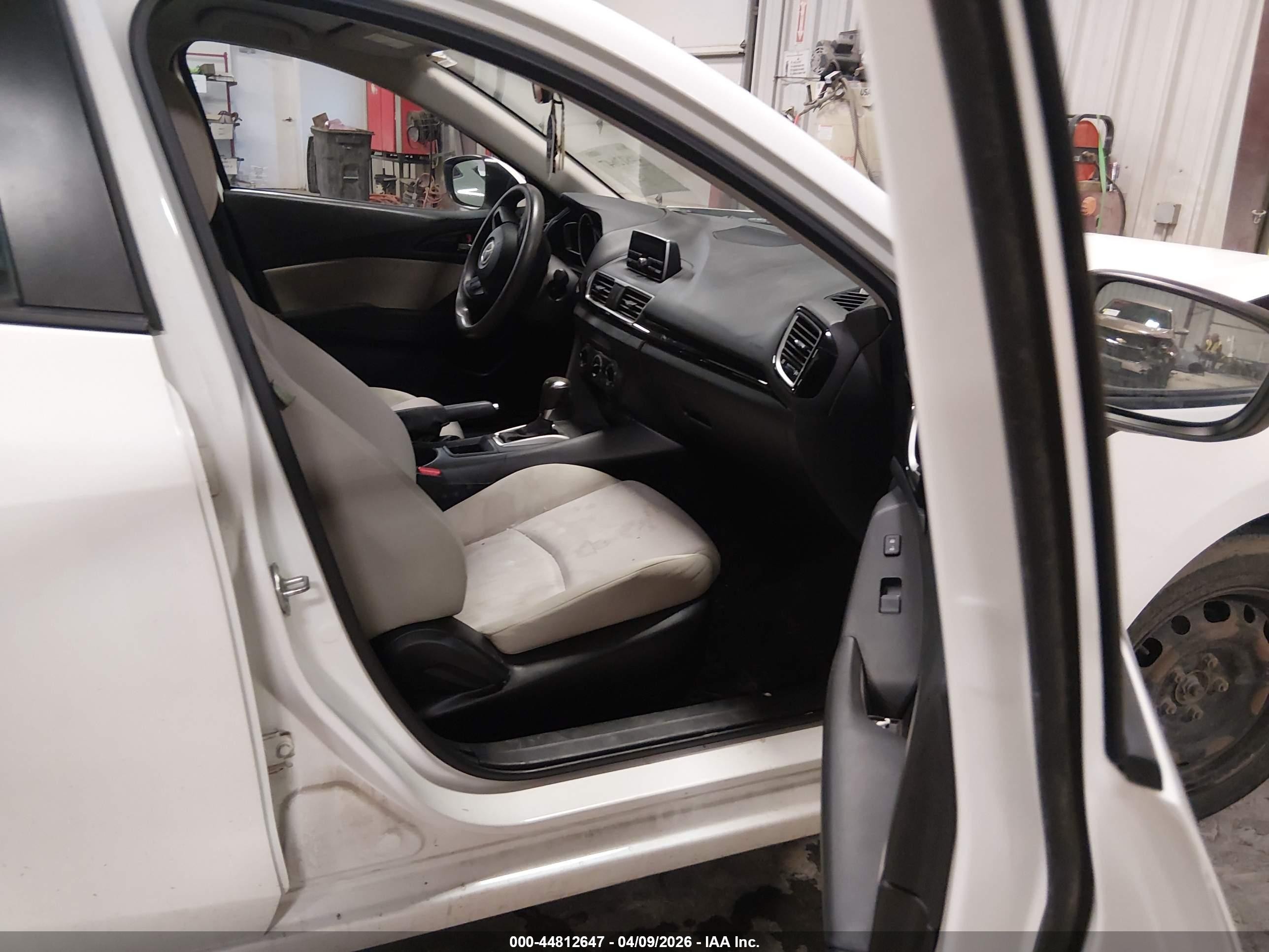 2014 Mazda Mazda3 I Sport White vin: JM1BM1K75E1202699