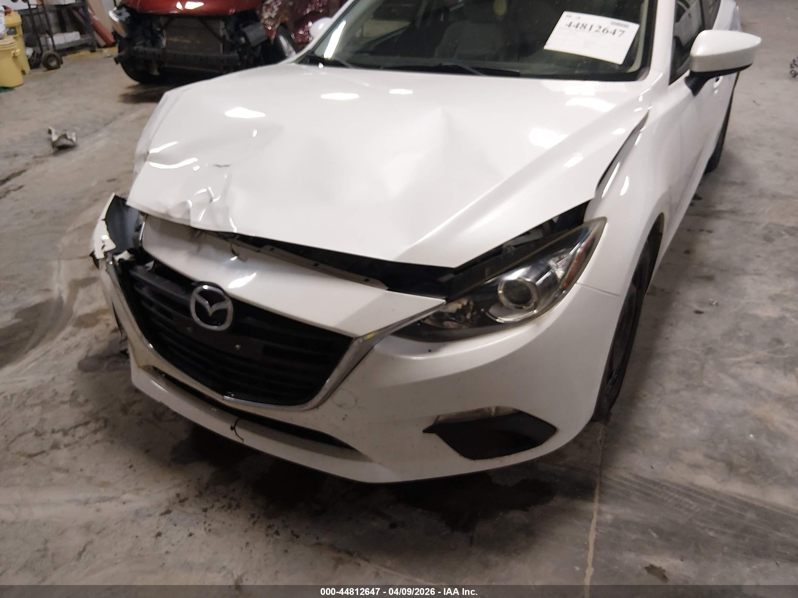2014 Mazda Mazda3 I Sport White vin: JM1BM1K75E1202699