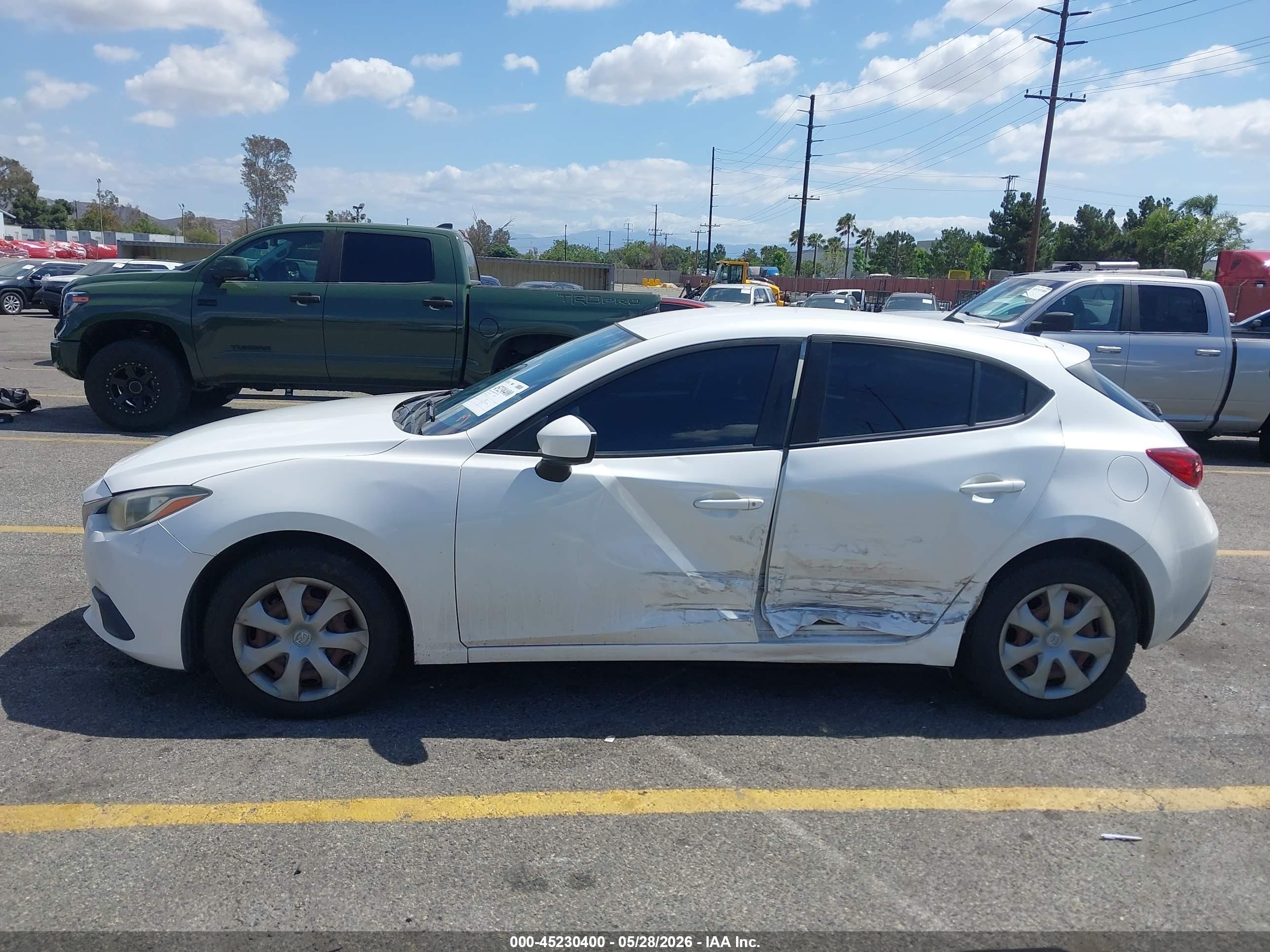 2015 Mazda Mazda3 I Sport Белый vin: JM1BM1K75F1252505