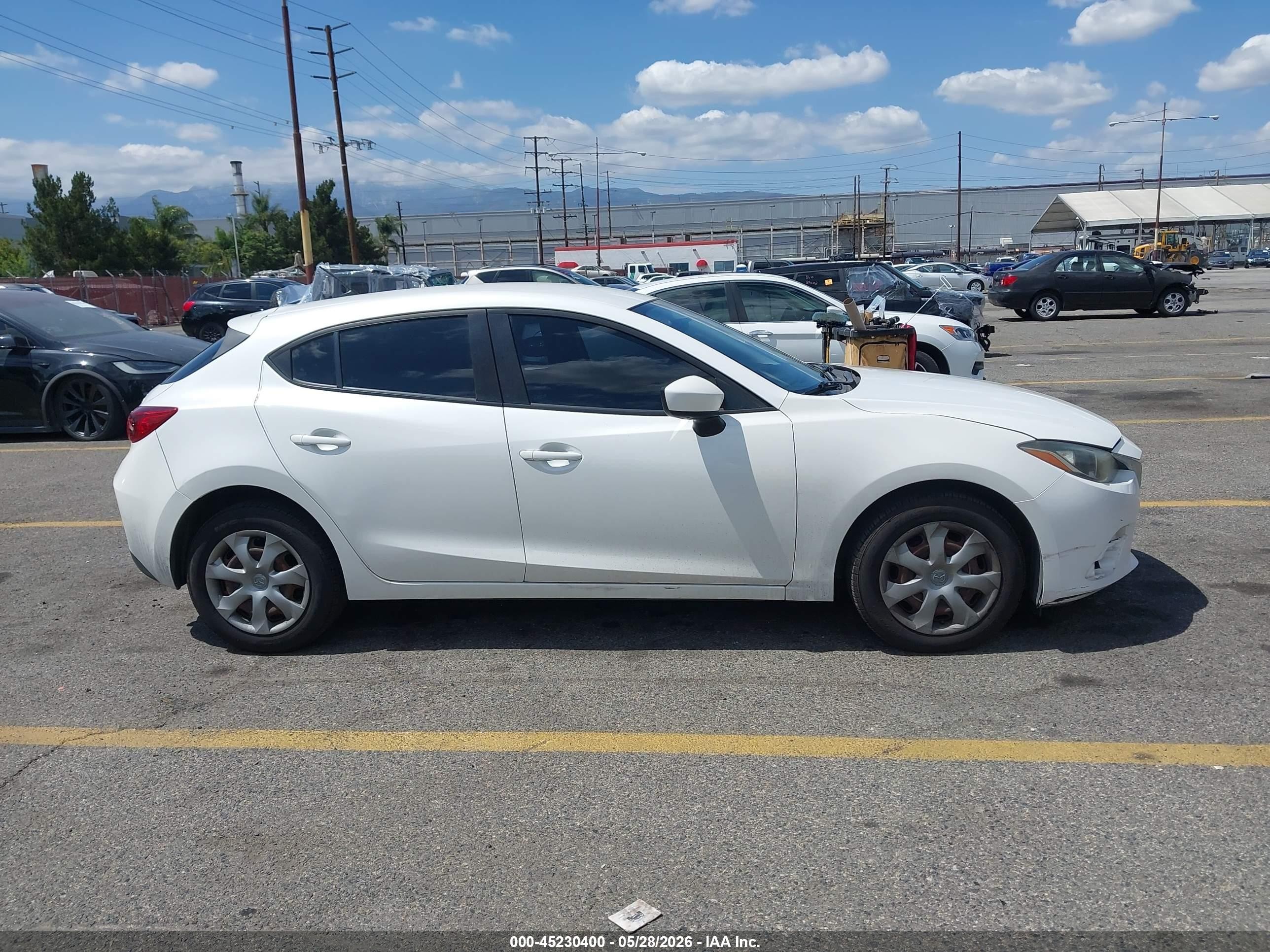 2015 Mazda Mazda3 I Sport Белый vin: JM1BM1K75F1252505