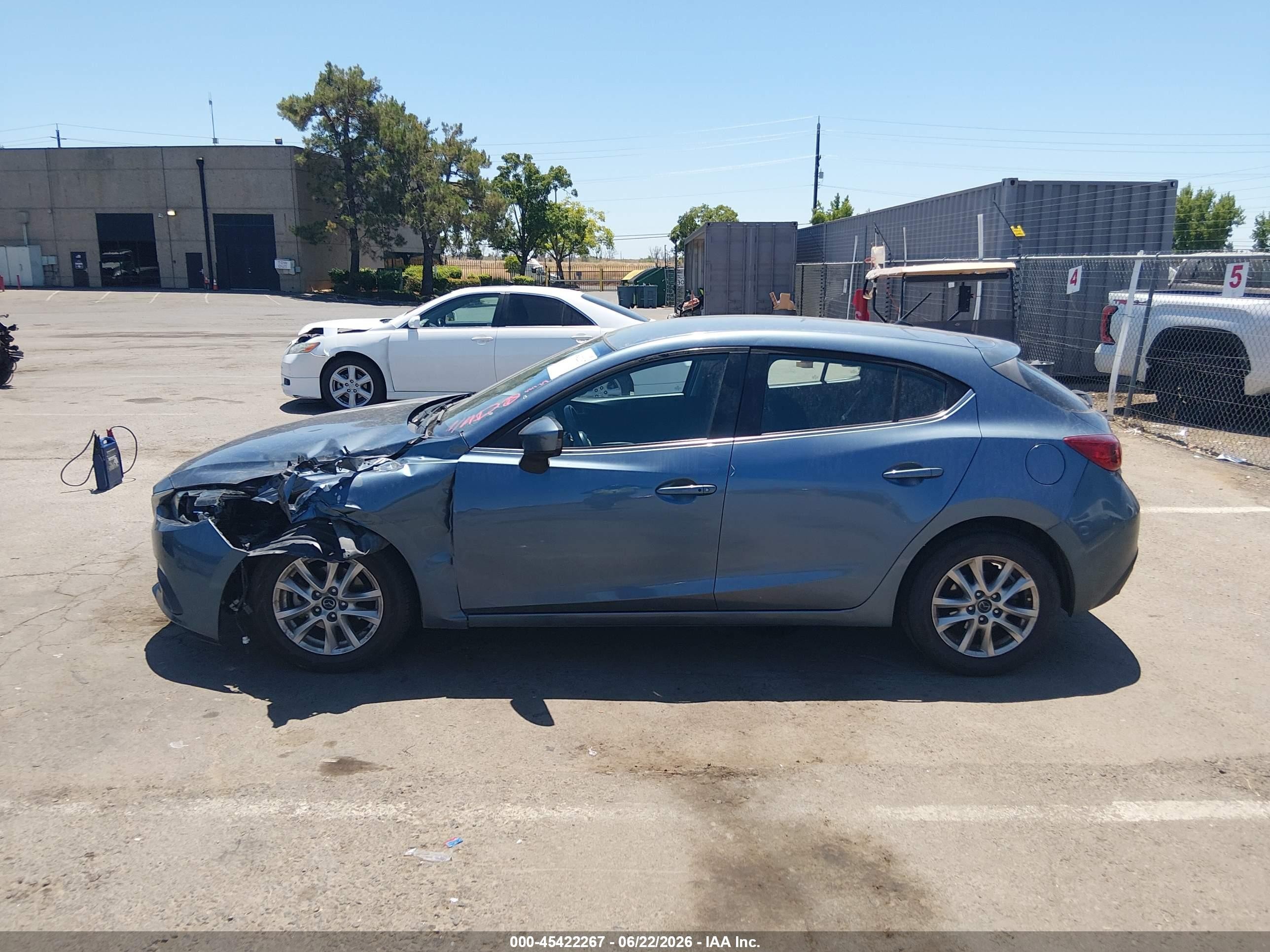 2014 Mazda Mazda3 I Touring Blue vin: JM1BM1L75E1118476