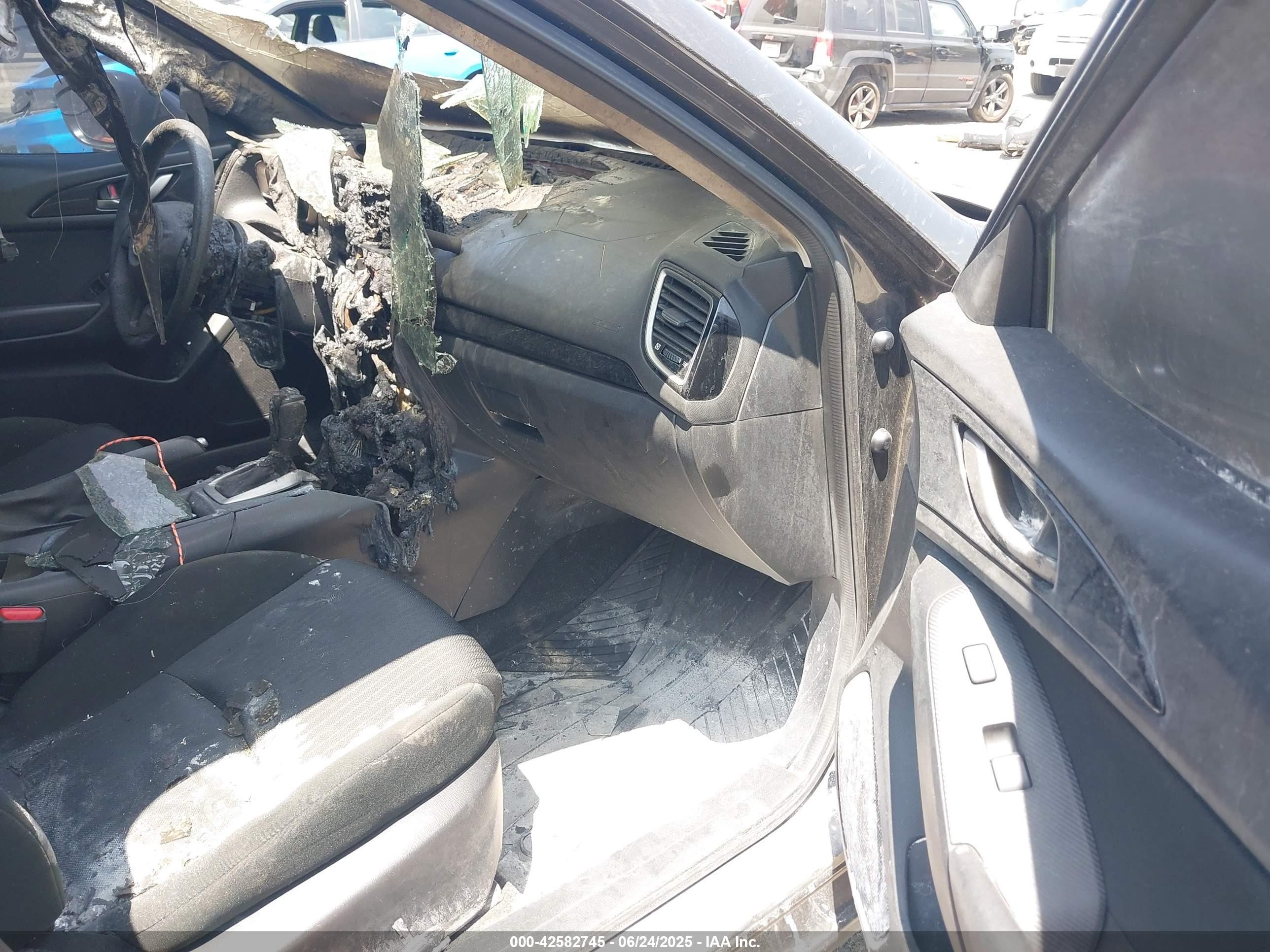 2014 Mazda Mazda3   Серый vin: JM1BM1U70E1139945