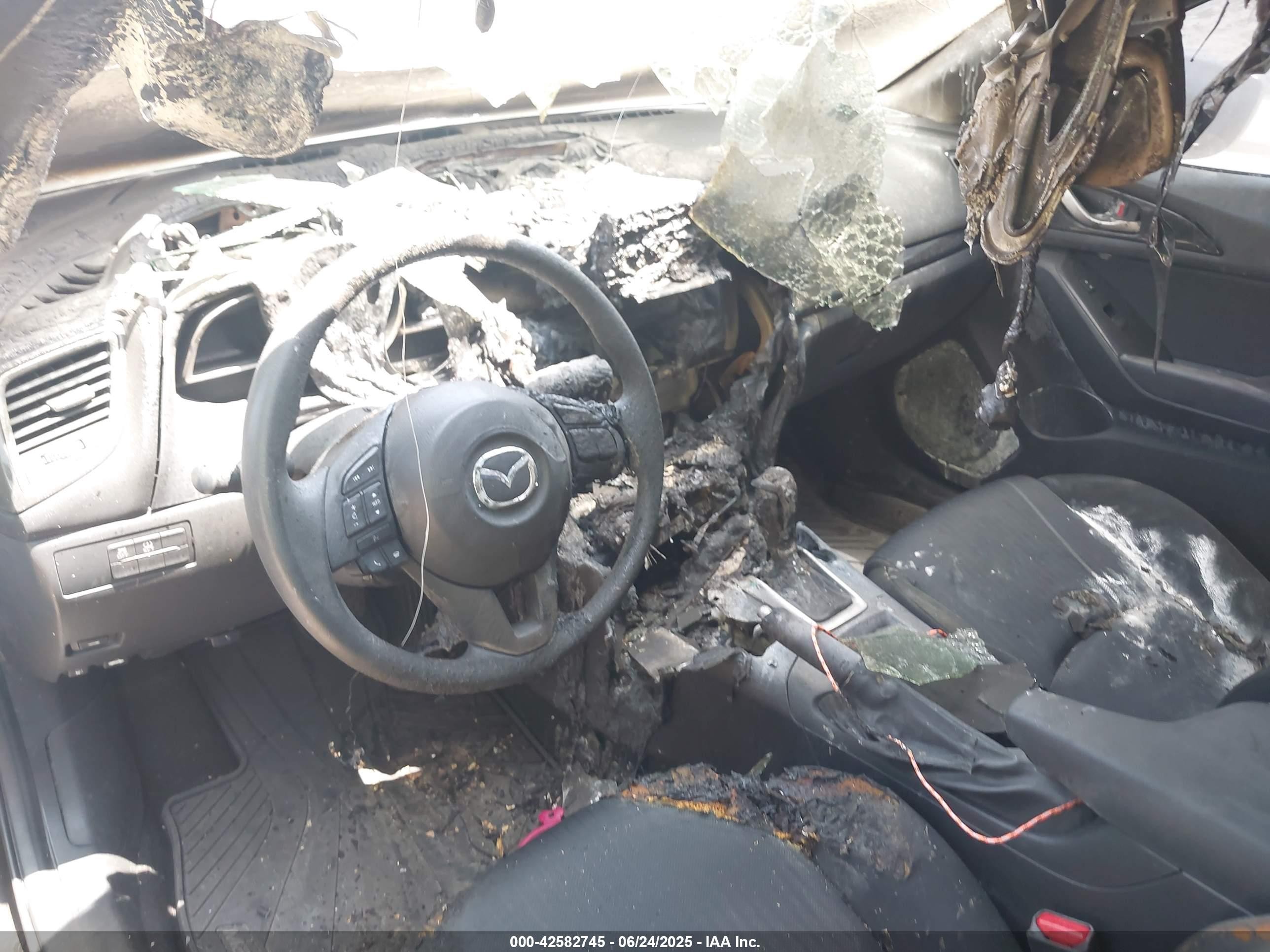 2014 Mazda Mazda3   Серый vin: JM1BM1U70E1139945