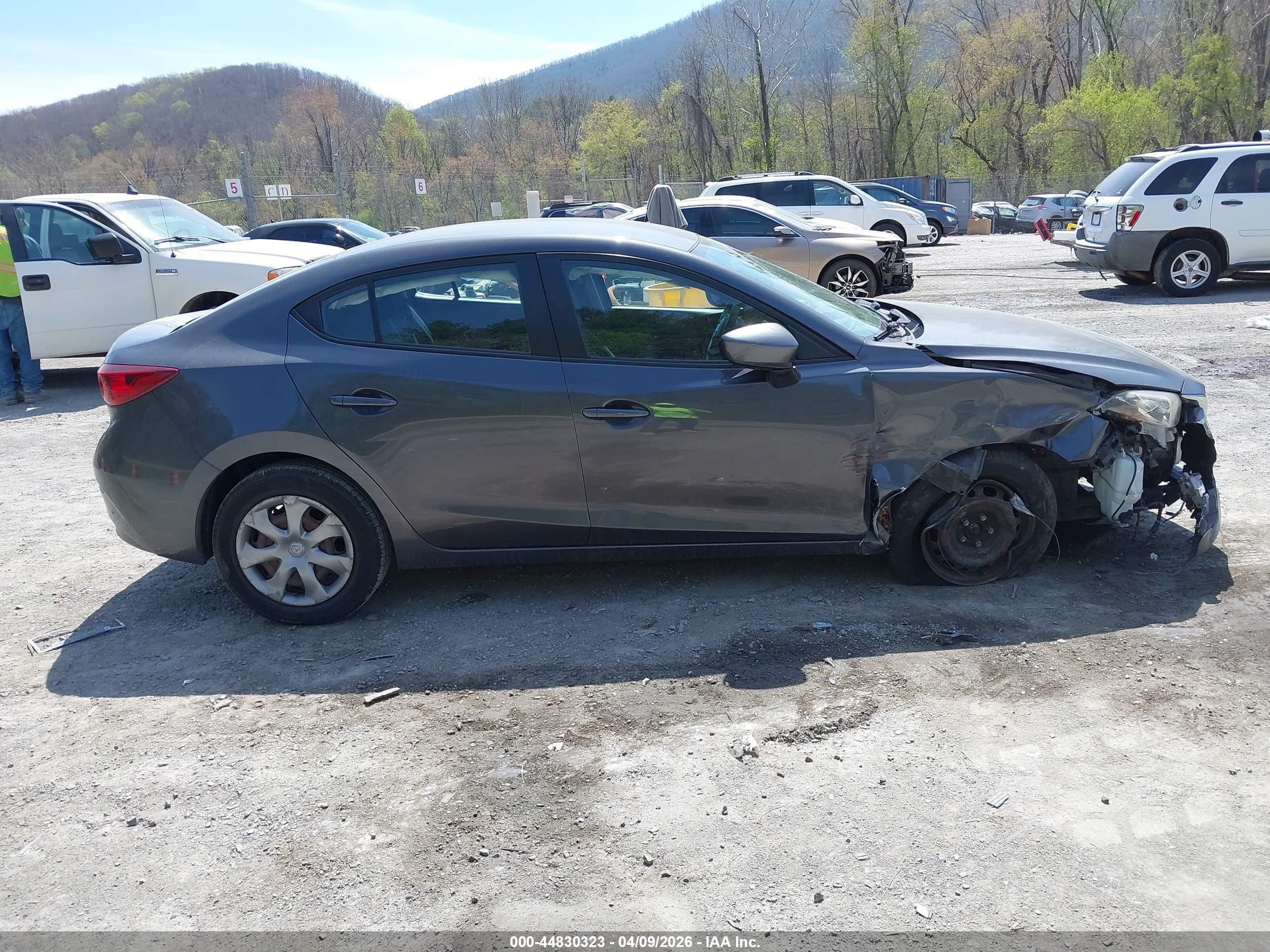 2014 Mazda Mazda3 I Sport Gray vin: JM1BM1U72E1186071