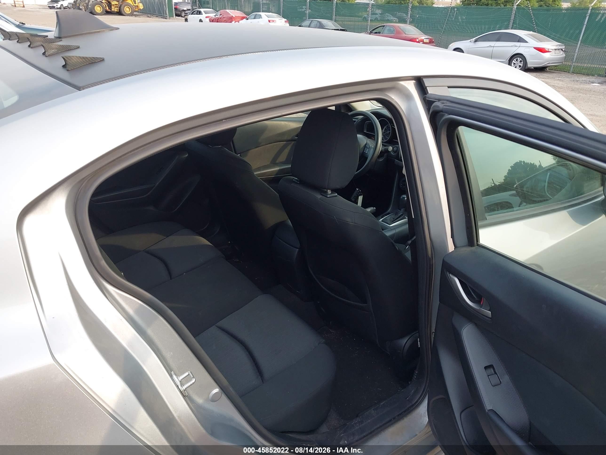2014 Mazda Mazda3 I Sport Серебряный vin: JM1BM1U76E1146866