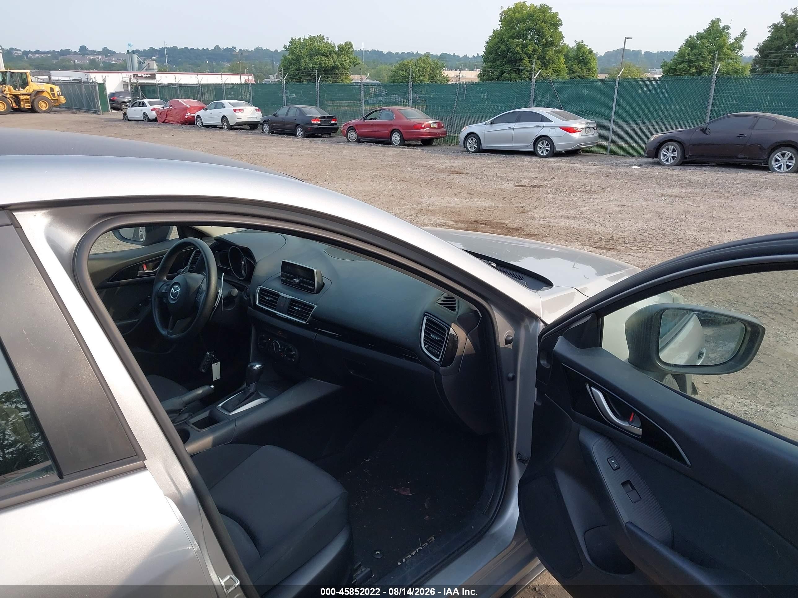 2014 Mazda Mazda3 I Sport Серебряный vin: JM1BM1U76E1146866