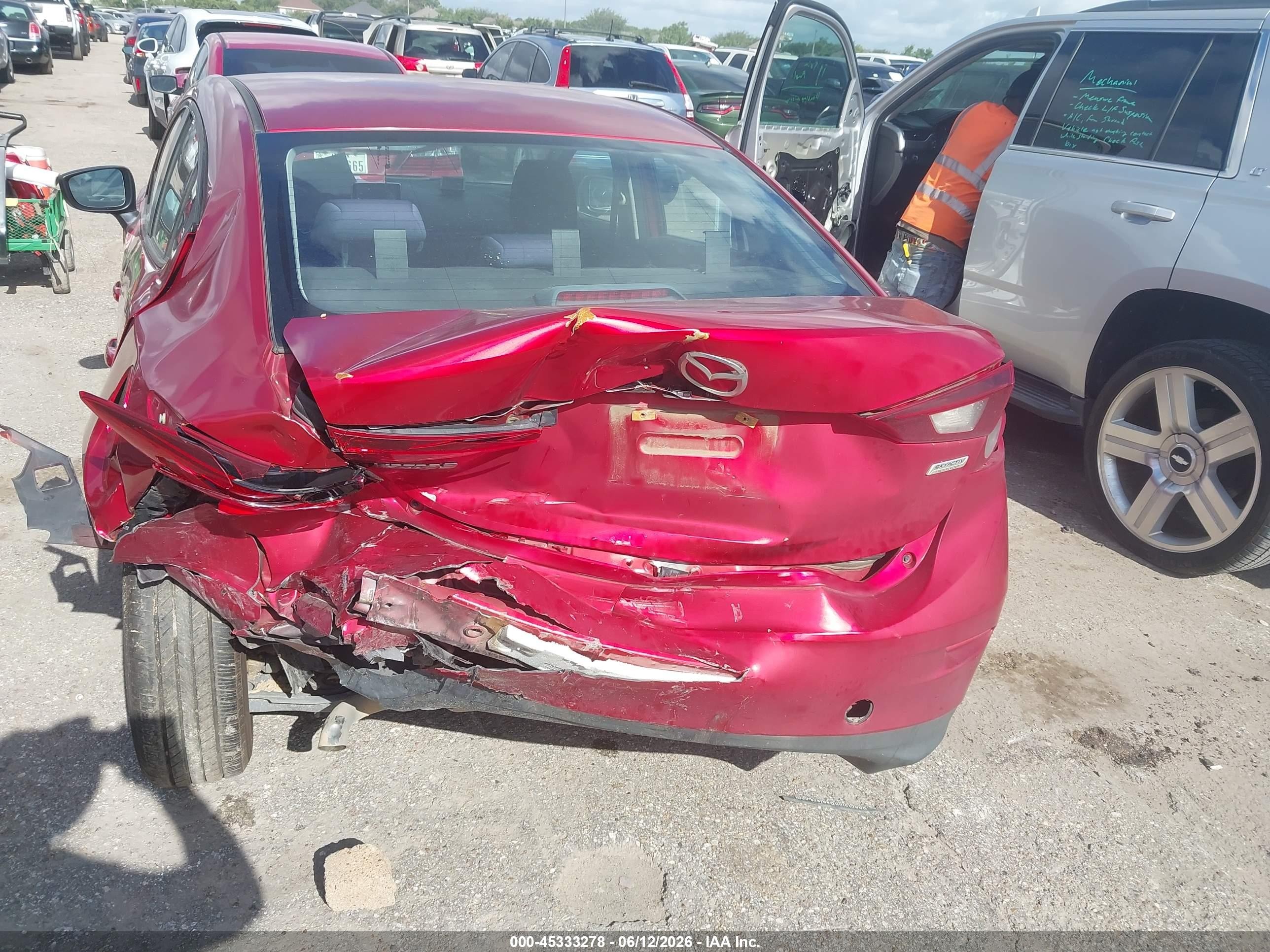 2015 Mazda Mazda3 I Sport Red vin: JM1BM1U78F1227062