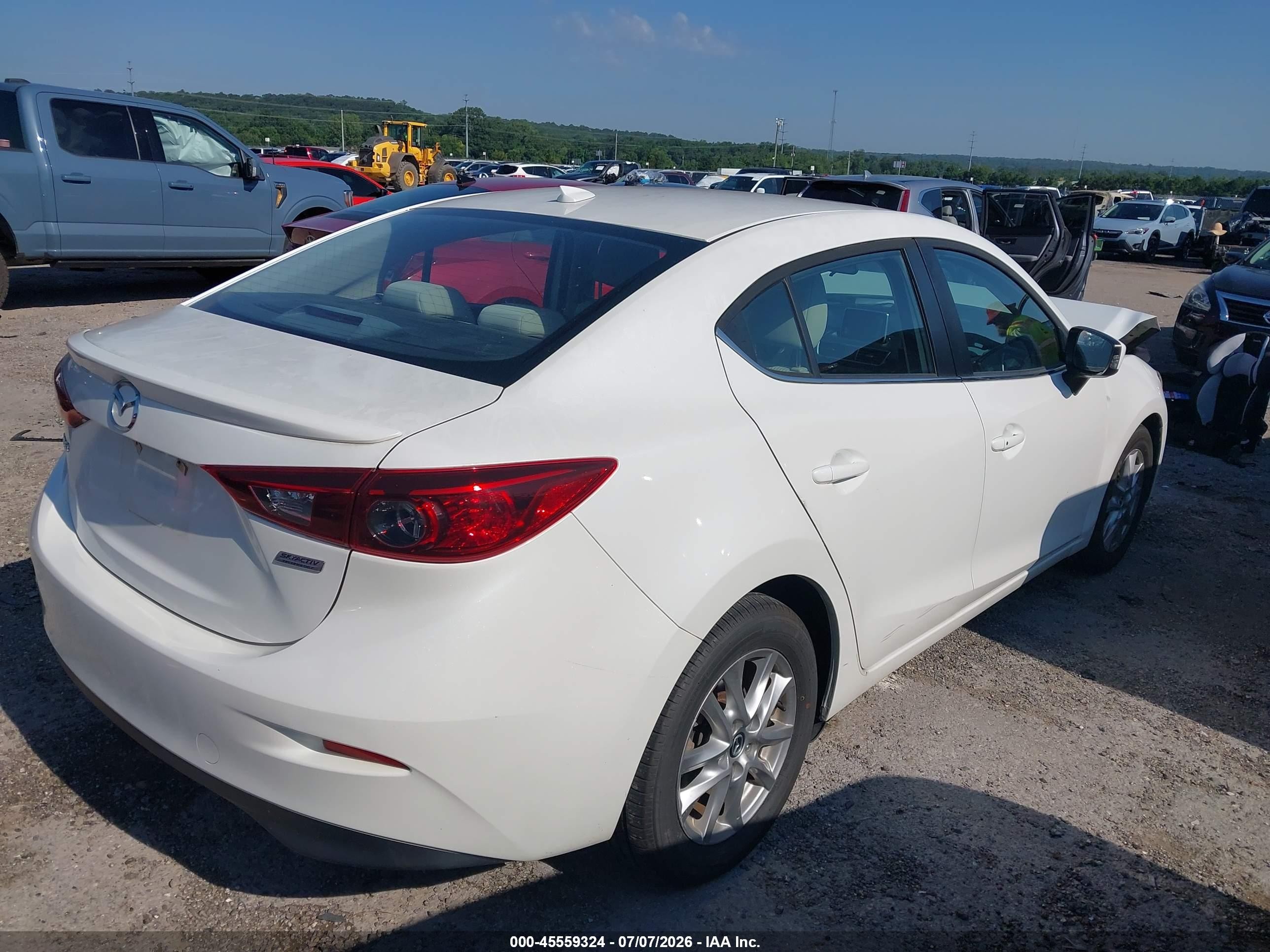 2015 Mazda Mazda3 I Touring Белый vin: JM1BM1V73F1229008