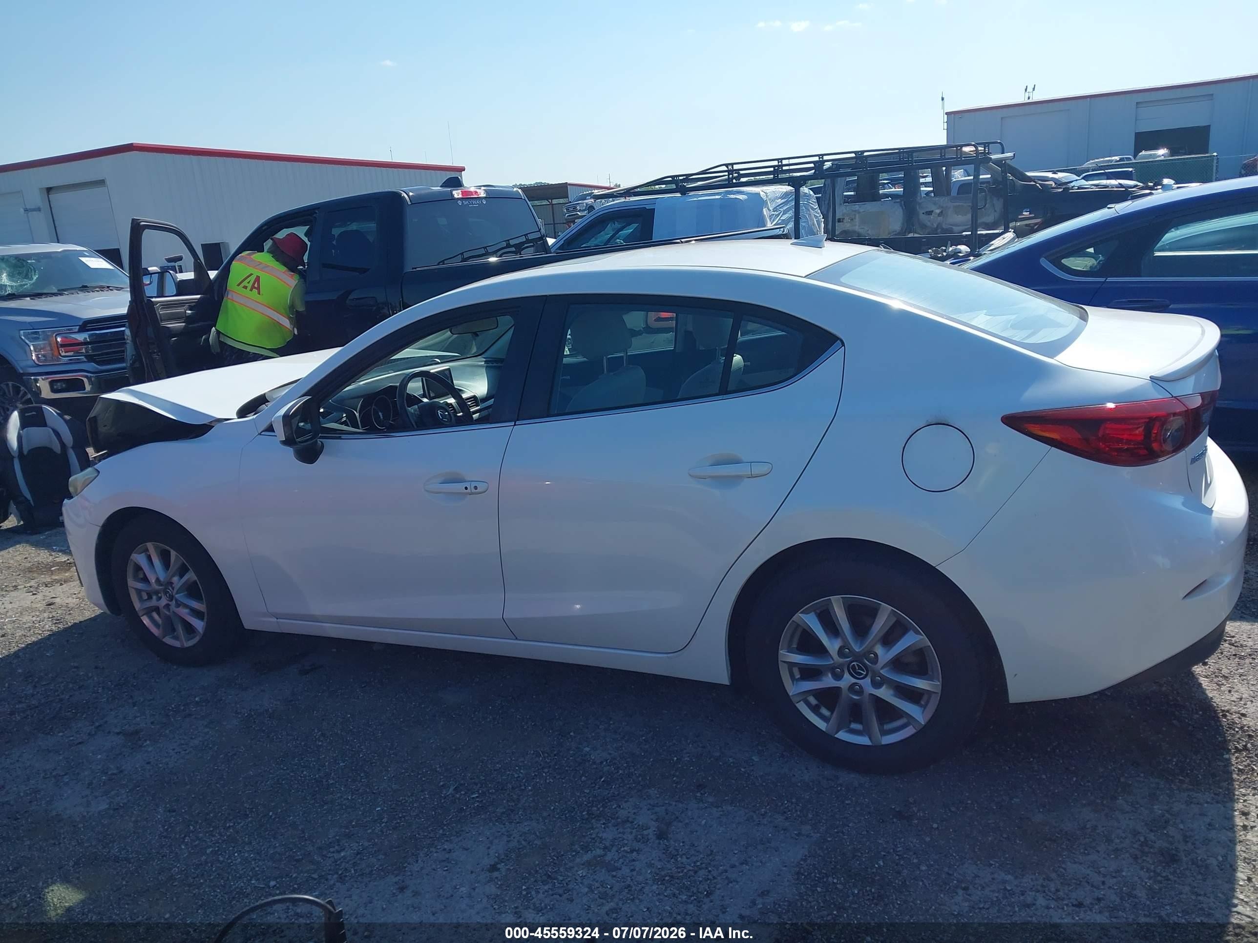 2015 Mazda Mazda3 I Touring Белый vin: JM1BM1V73F1229008
