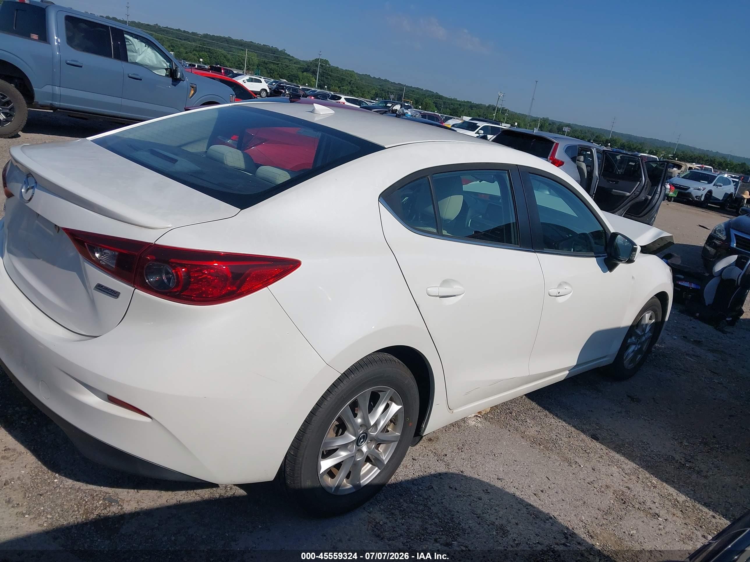 2015 Mazda Mazda3 I Touring Белый vin: JM1BM1V73F1229008