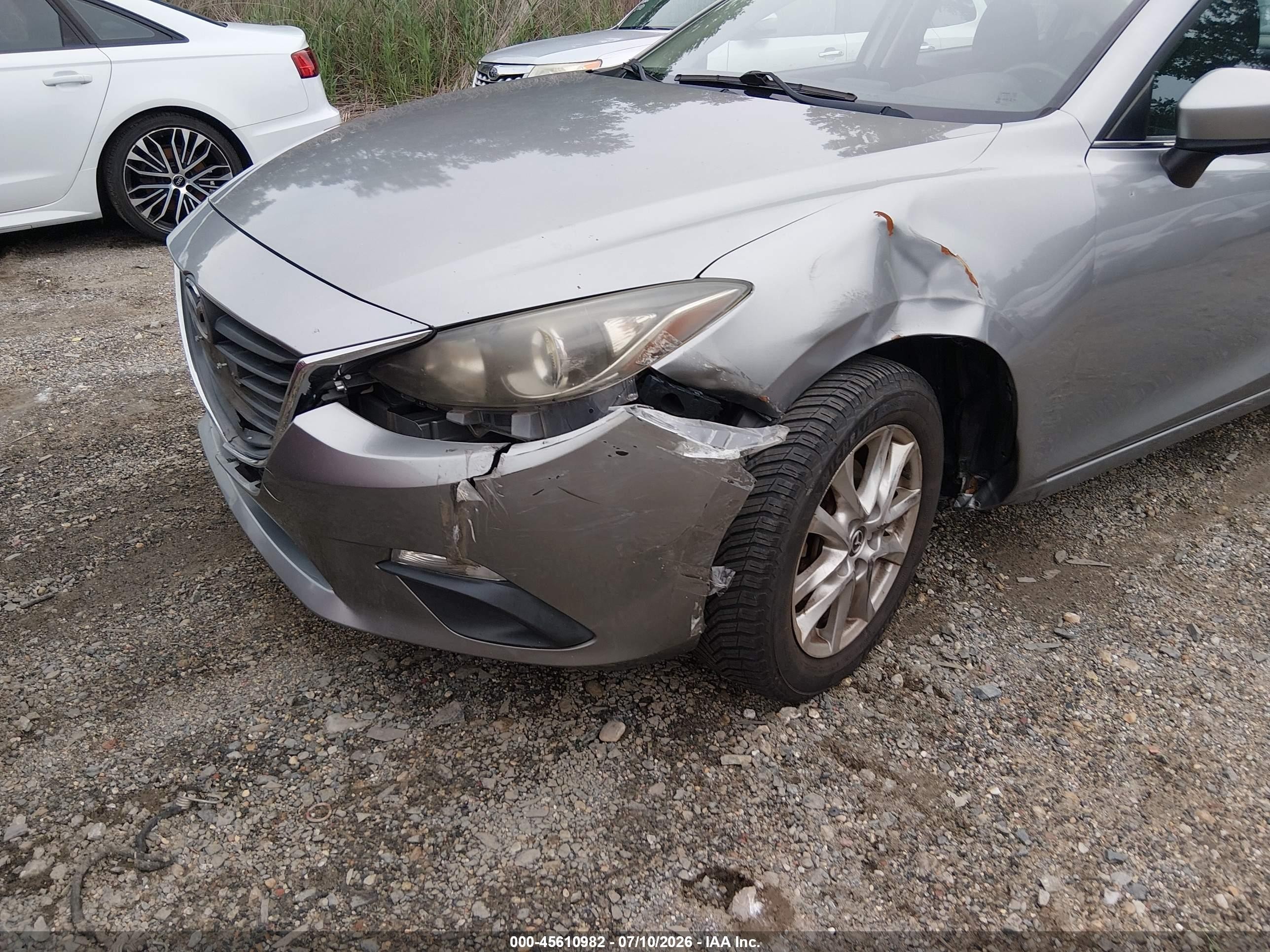 2014 Mazda Mazda3 I Touring Silver vin: JM1BM1V74E1138327