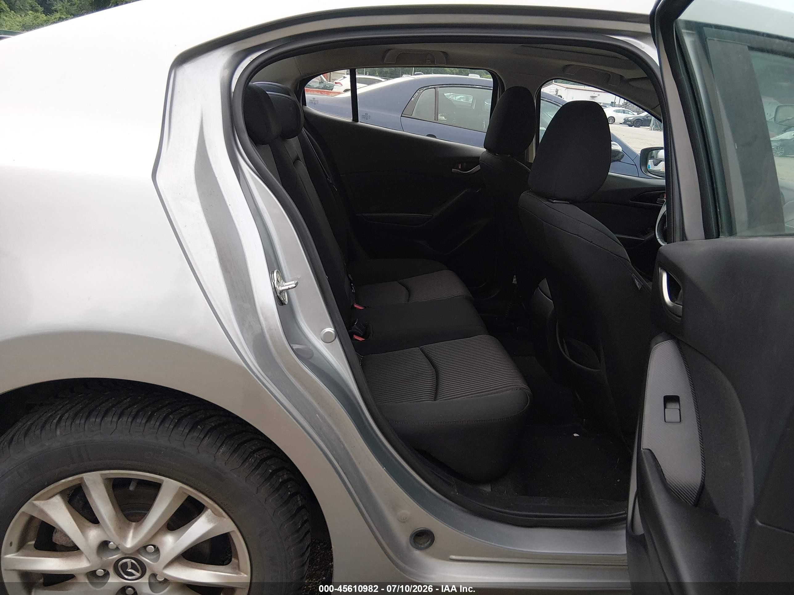 2014 Mazda Mazda3 I Touring Silver vin: JM1BM1V74E1138327