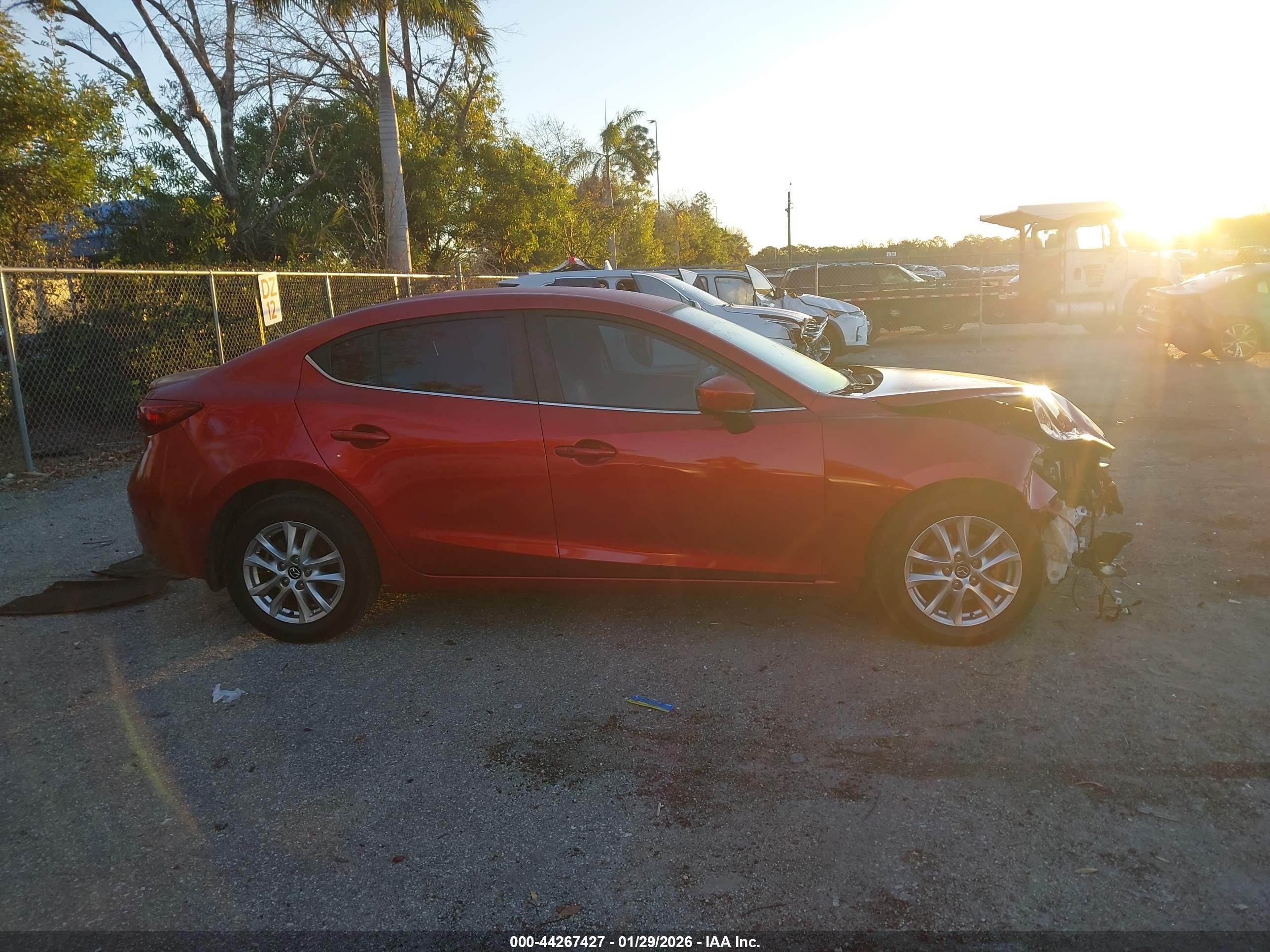2014 Mazda Mazda3 I Touring Red vin: JM1BM1V79E1215242
