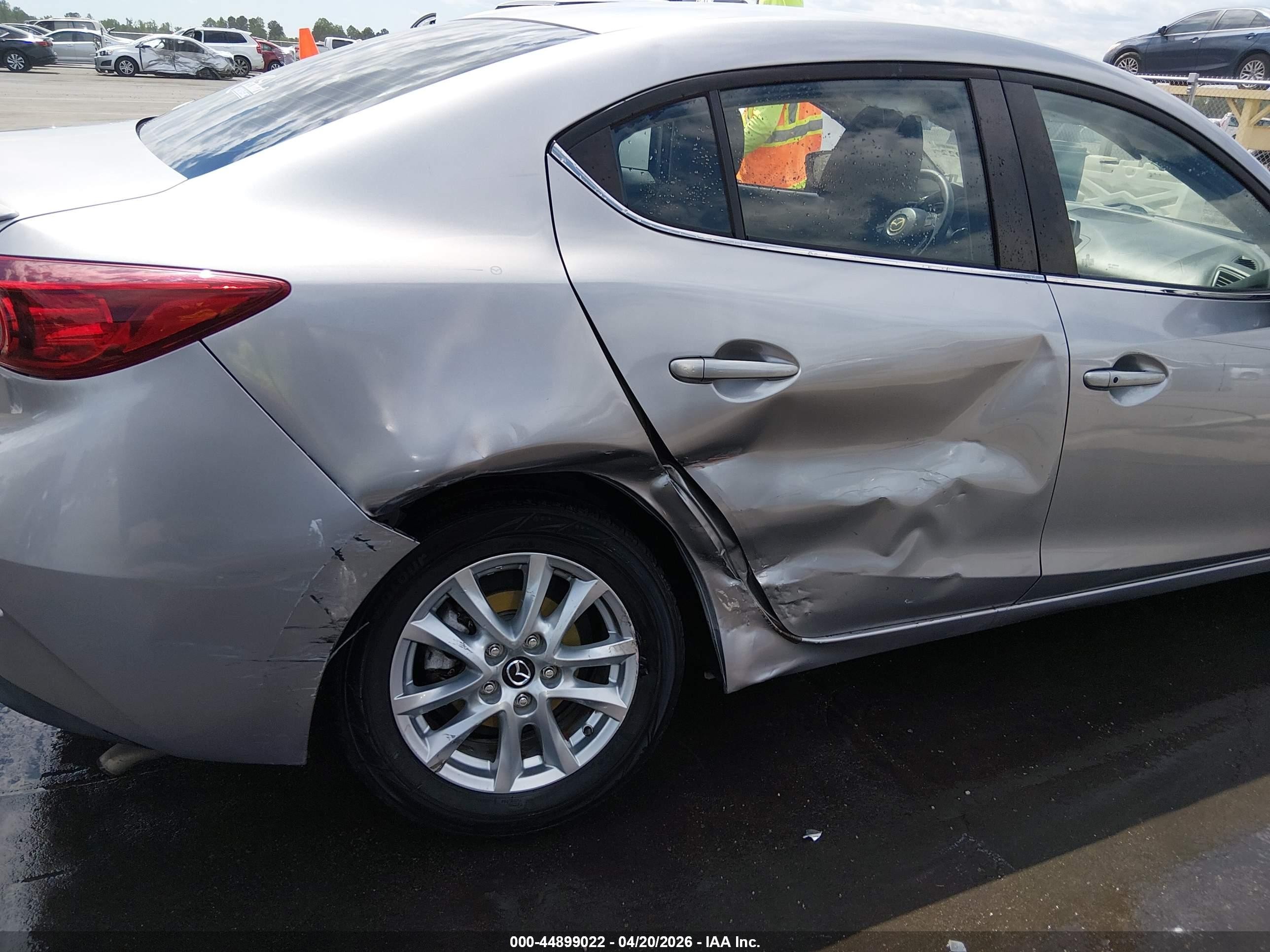 2014 Mazda Mazda3   Silver vin: JM1BM1V7XE1122648