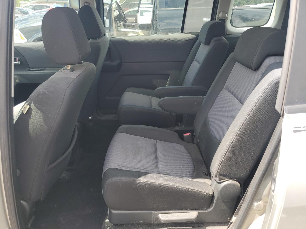 2006 Mazda 5 Silver vin: JM1CR293660119773