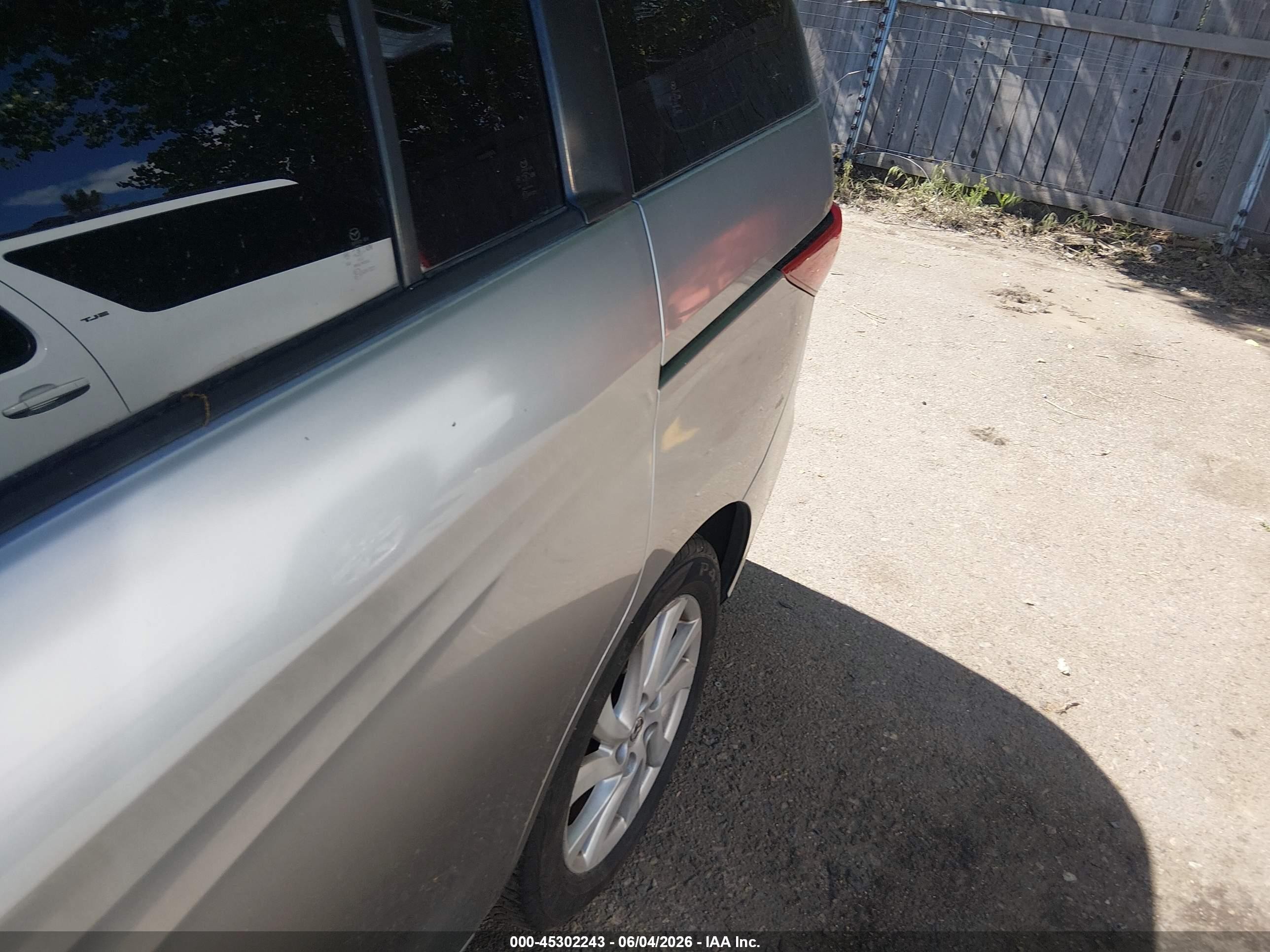 2012 Mazda Mazda5 Sport Серебряный vin: JM1CW2BL0C0136180