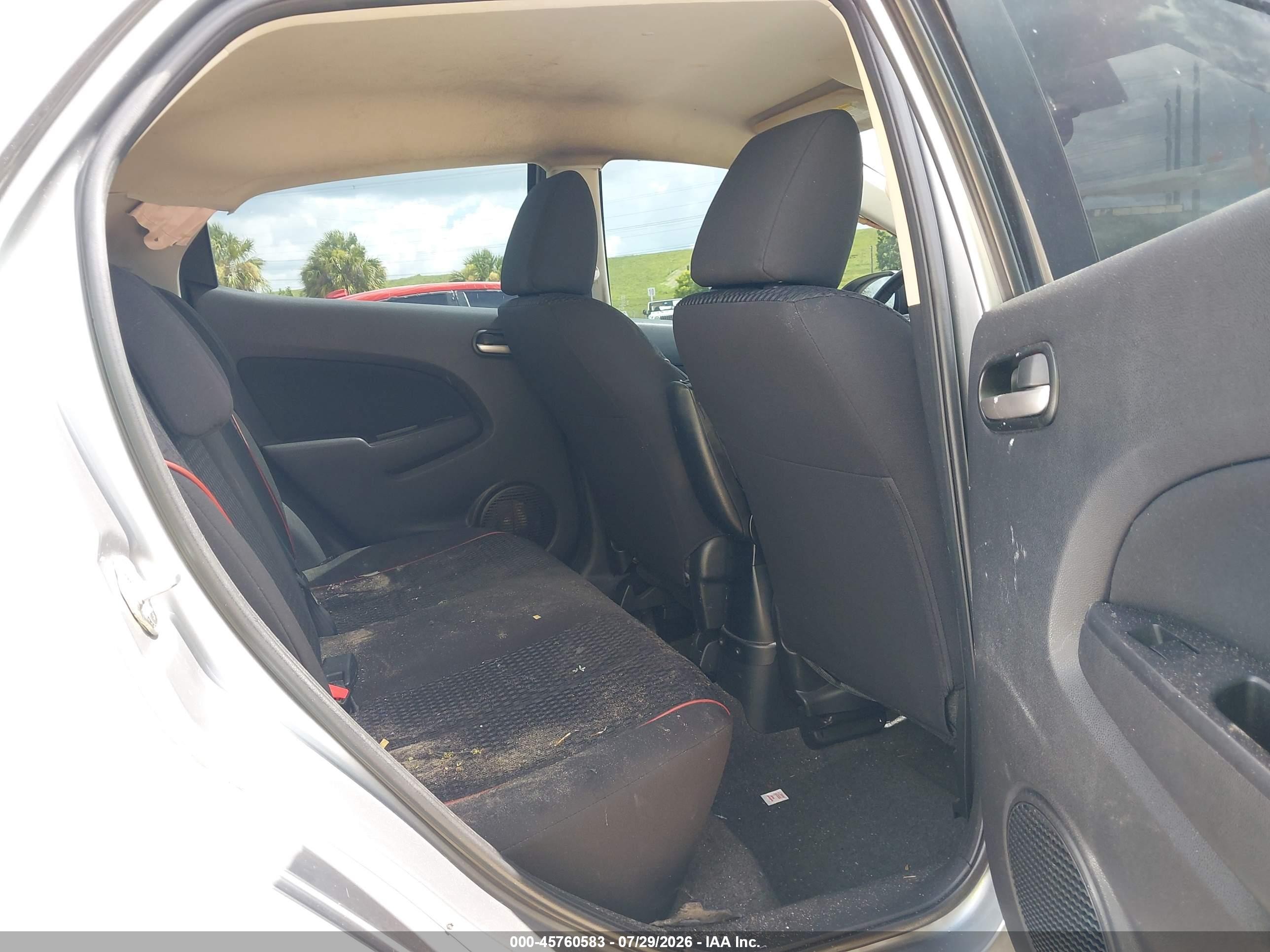 2011 Mazda Mazda2 Touring Silver vin: JM1DE1HY4B0110412