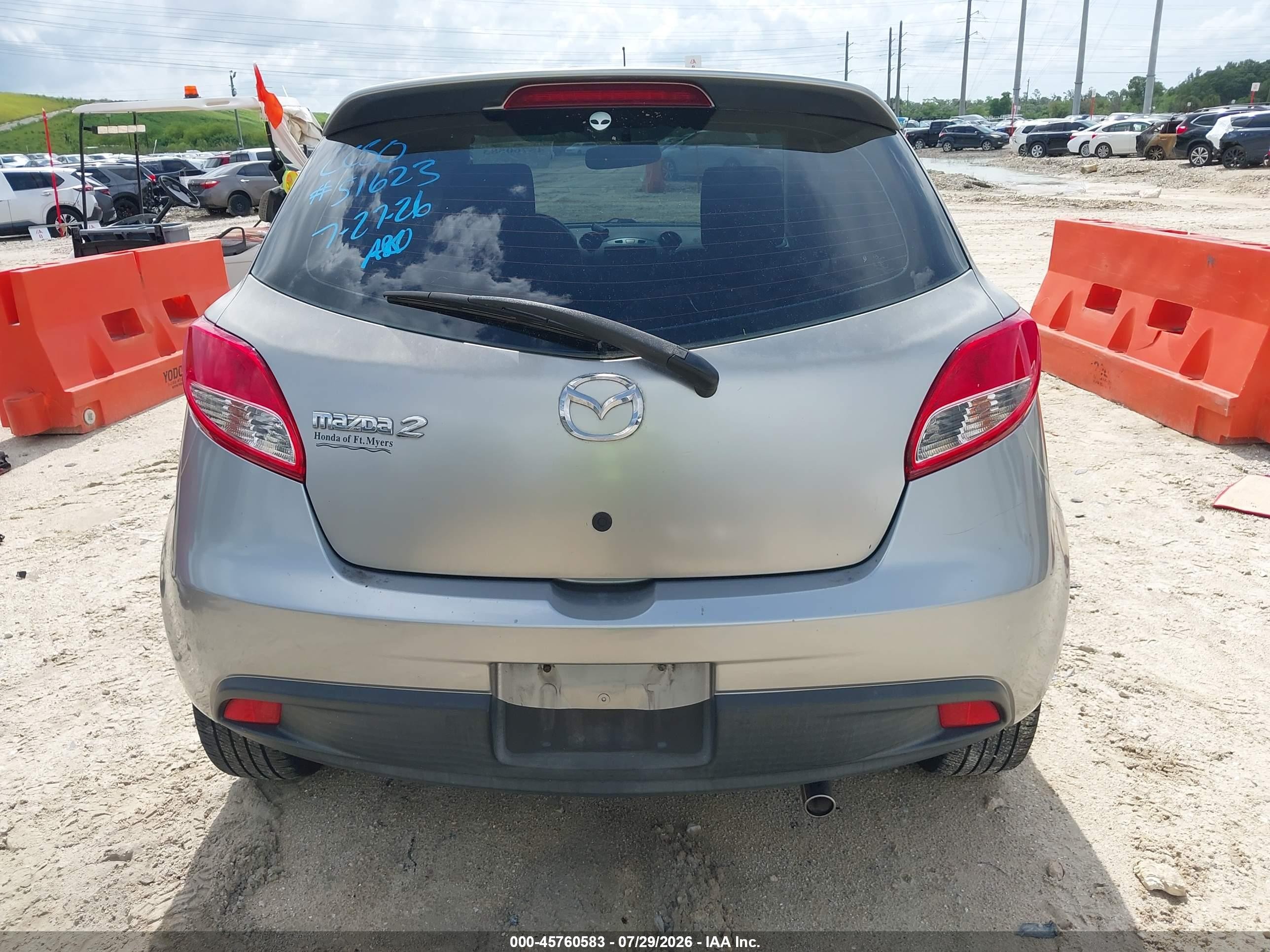 2011 Mazda Mazda2 Touring Silver vin: JM1DE1HY4B0110412