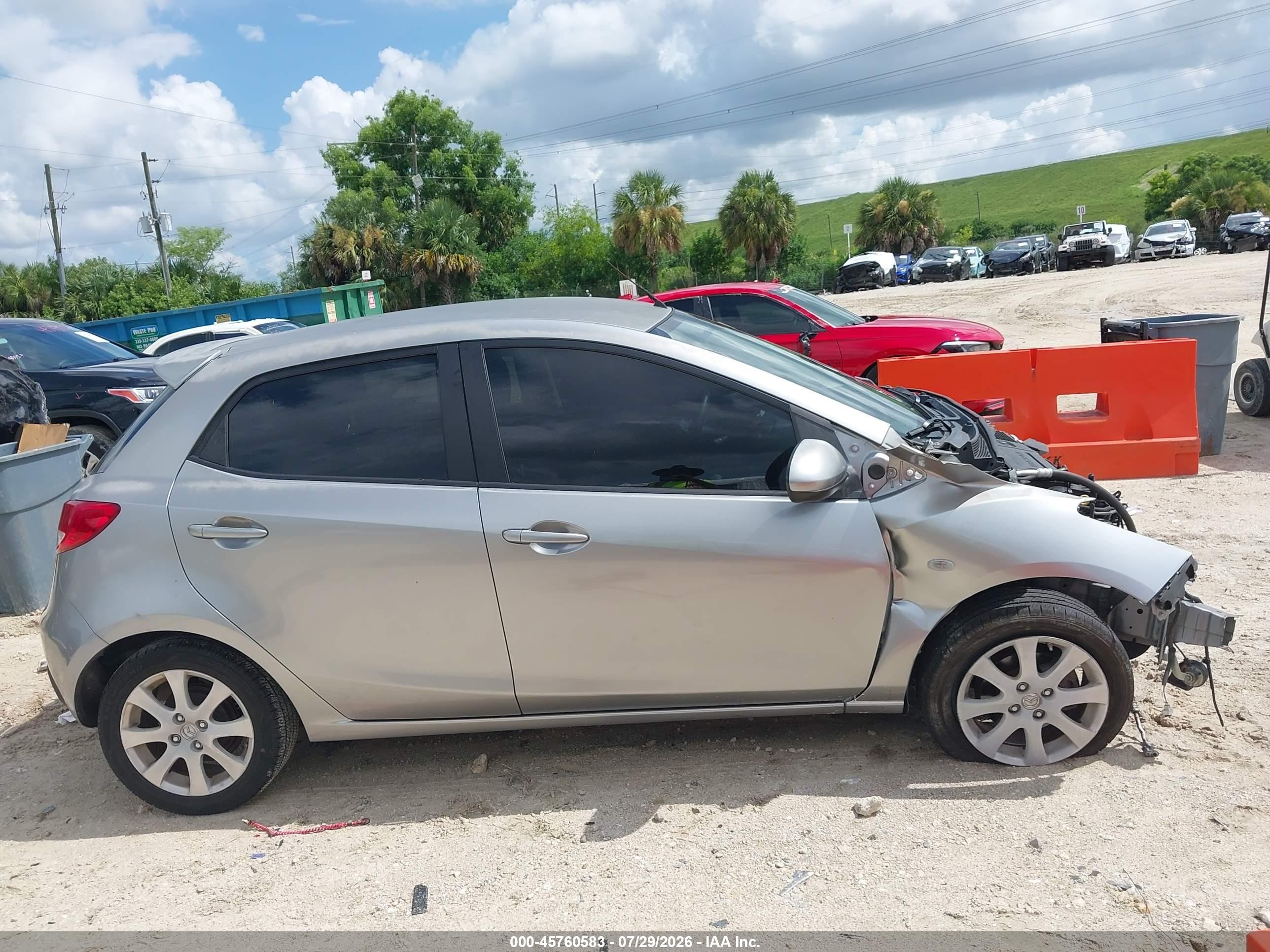 2011 Mazda Mazda2 Touring Silver vin: JM1DE1HY4B0110412